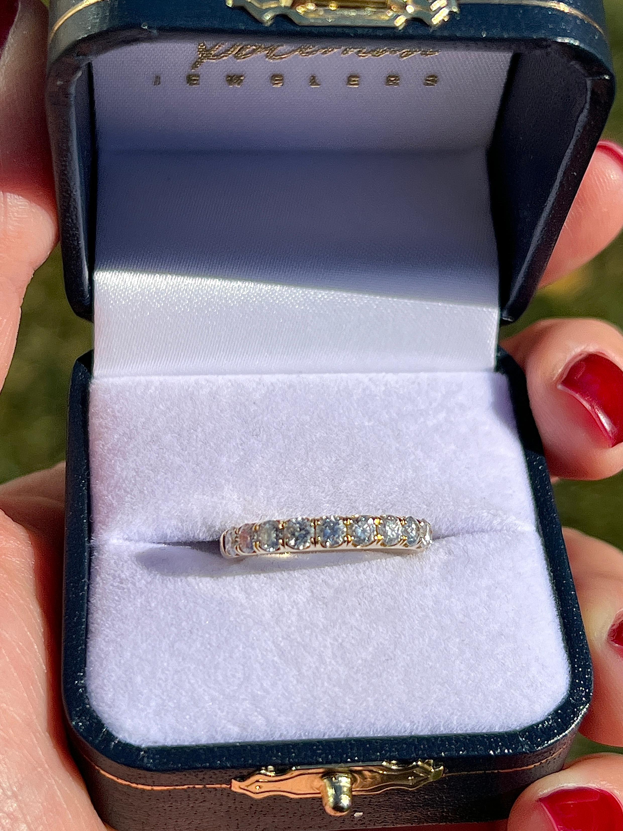 Contemporain 1.00 TCW Diamond Round Brilliant Cut Yellow Gold Wedding/Anniversary Band en vente