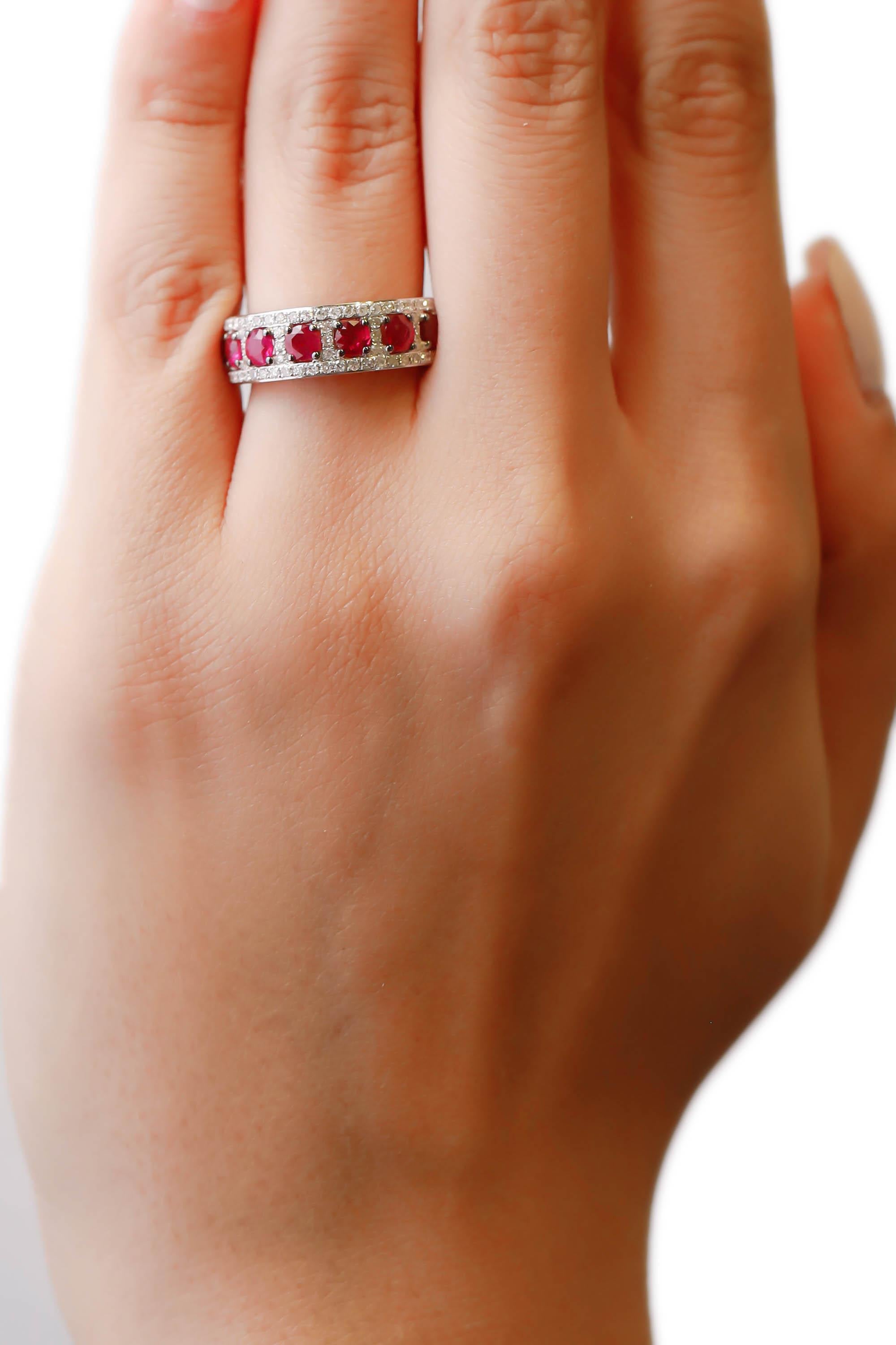 Taille ronde Bague à anneau en or blanc 18 carats avec diamants et rubis taille ronde de 1,00 carat serti à la broche en vente