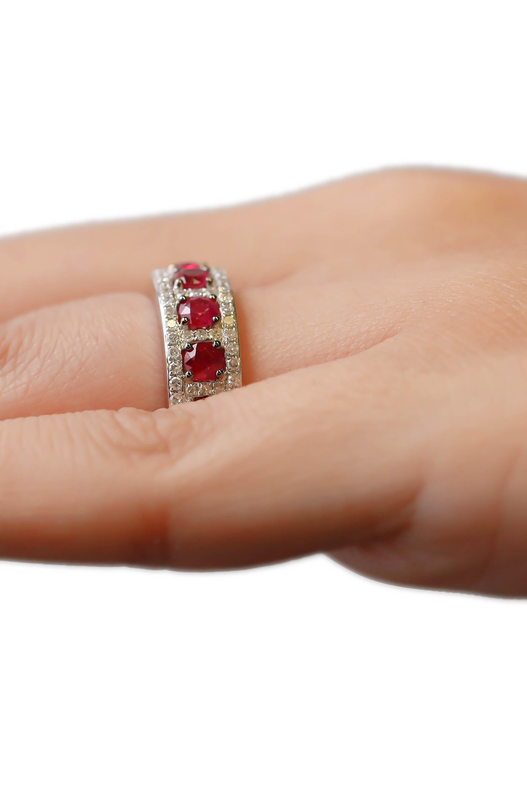 Bague à anneau en or blanc 18 carats avec diamants et rubis taille ronde de 1,00 carat serti à la broche Pour femmes en vente
