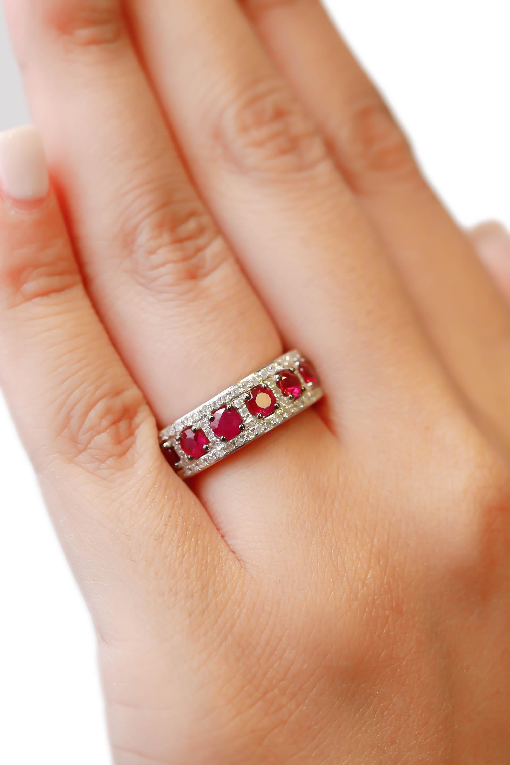 1.00 TCW Round Cut Ruby Prong Setting Diamond Band Ring in 18 k Gold White For Sale 2