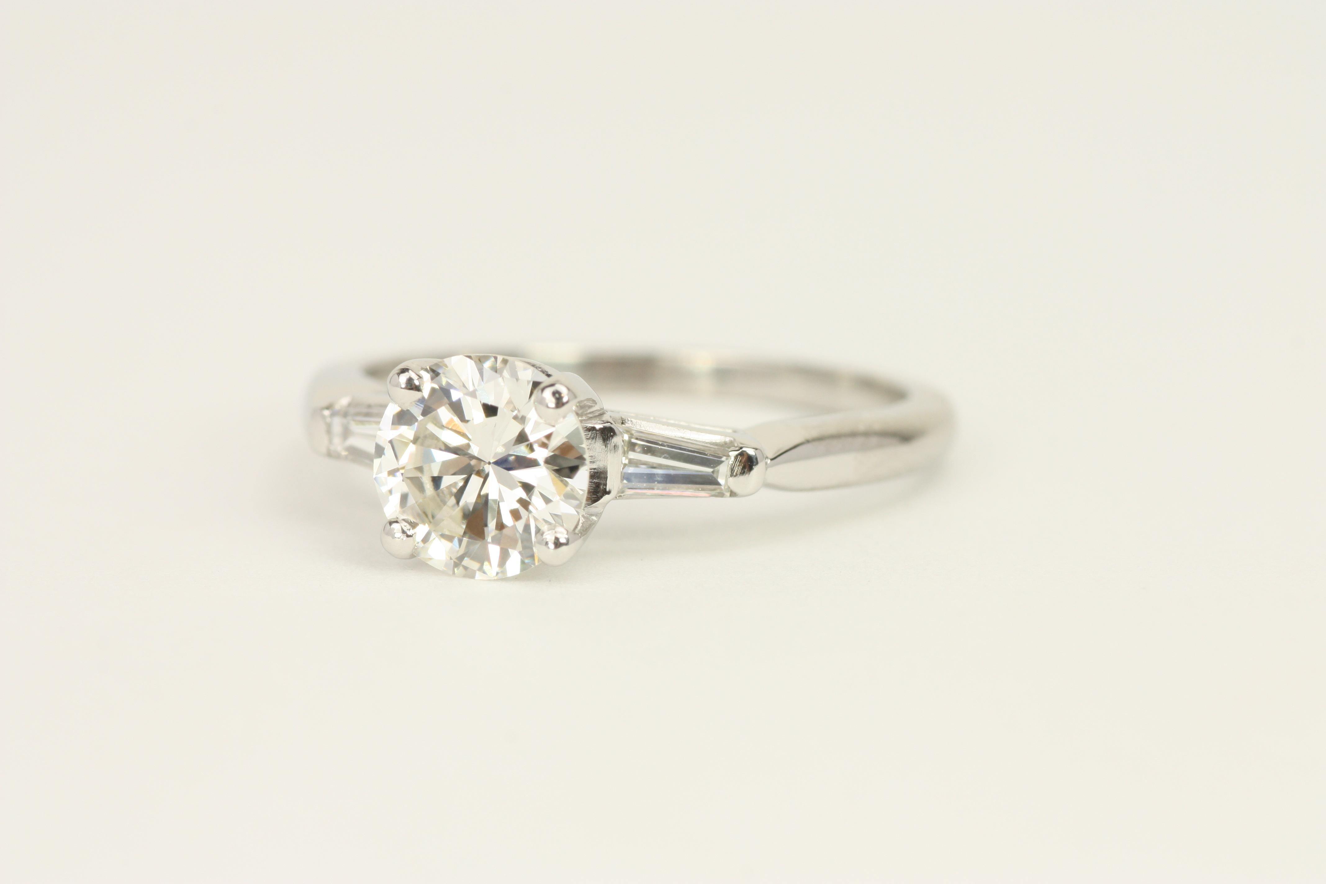 Bague de fiançailles à 3 pierres avec diamants ronds et baguettes coniques de 1,00 carat au total en vente 2