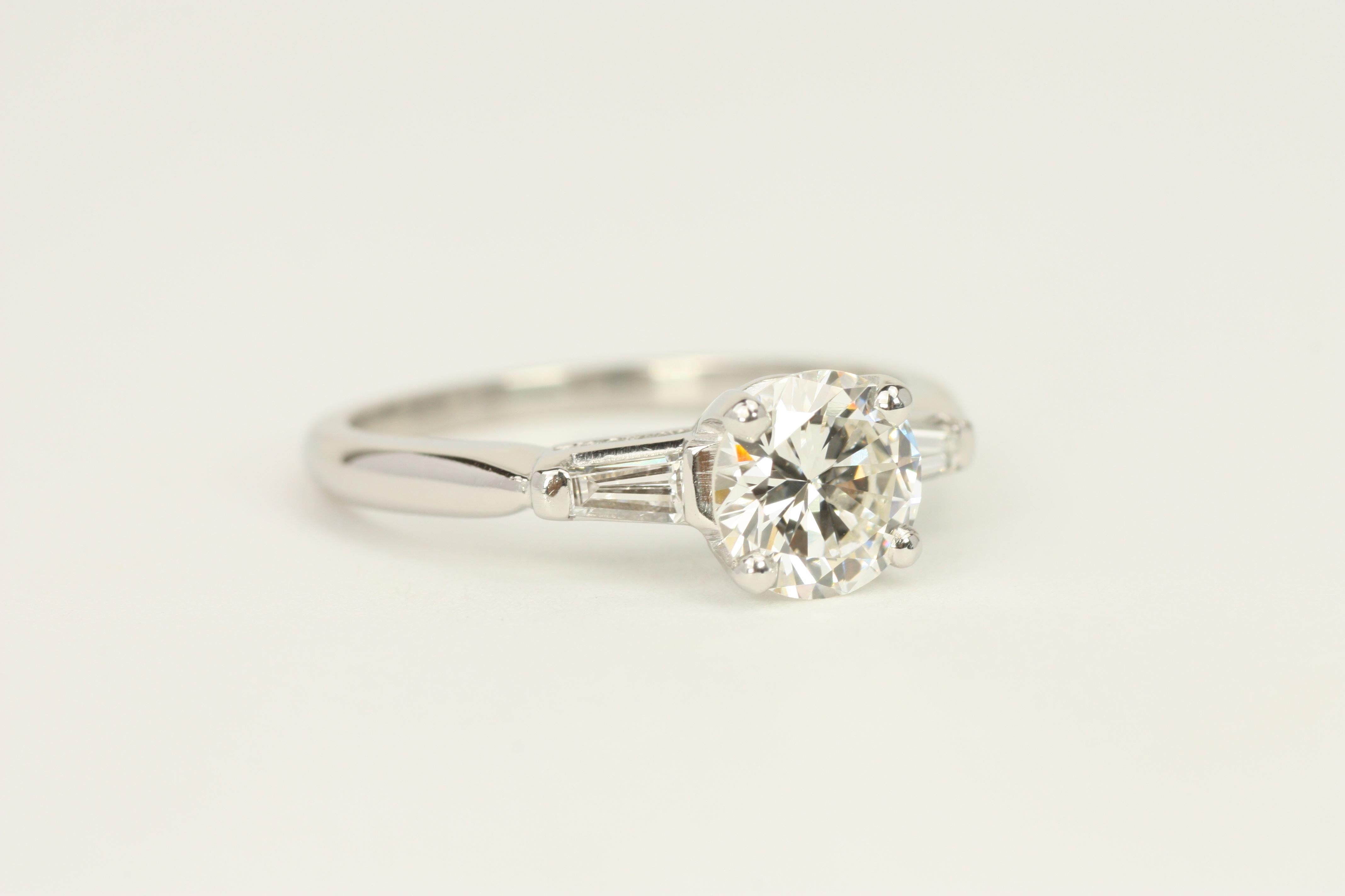 Bague de fiançailles à 3 pierres avec diamants ronds et baguettes coniques de 1,00 carat au total en vente 3