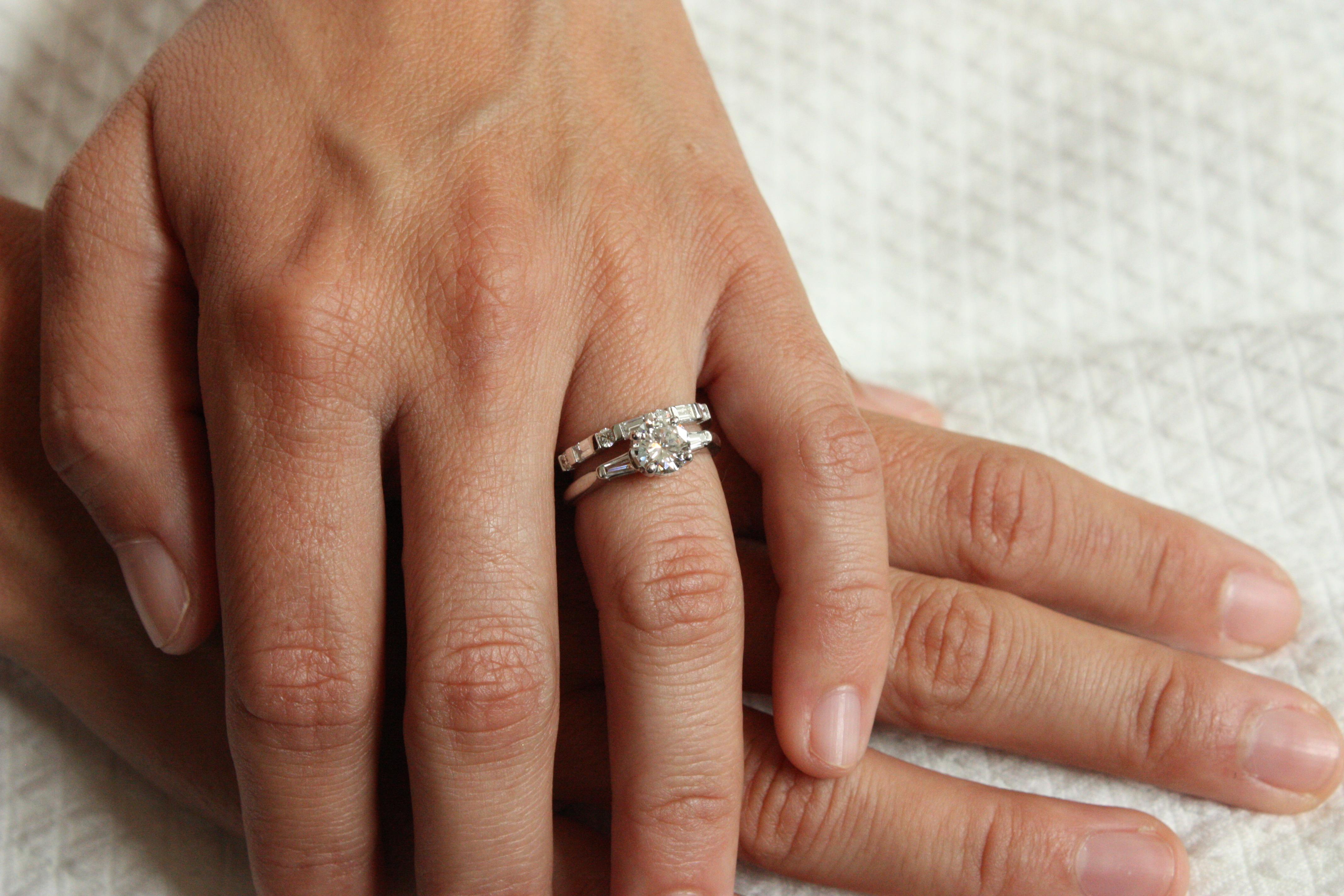 Moderne Bague de fiançailles à 3 pierres avec diamants ronds et baguettes coniques de 1,00 carat au total en vente