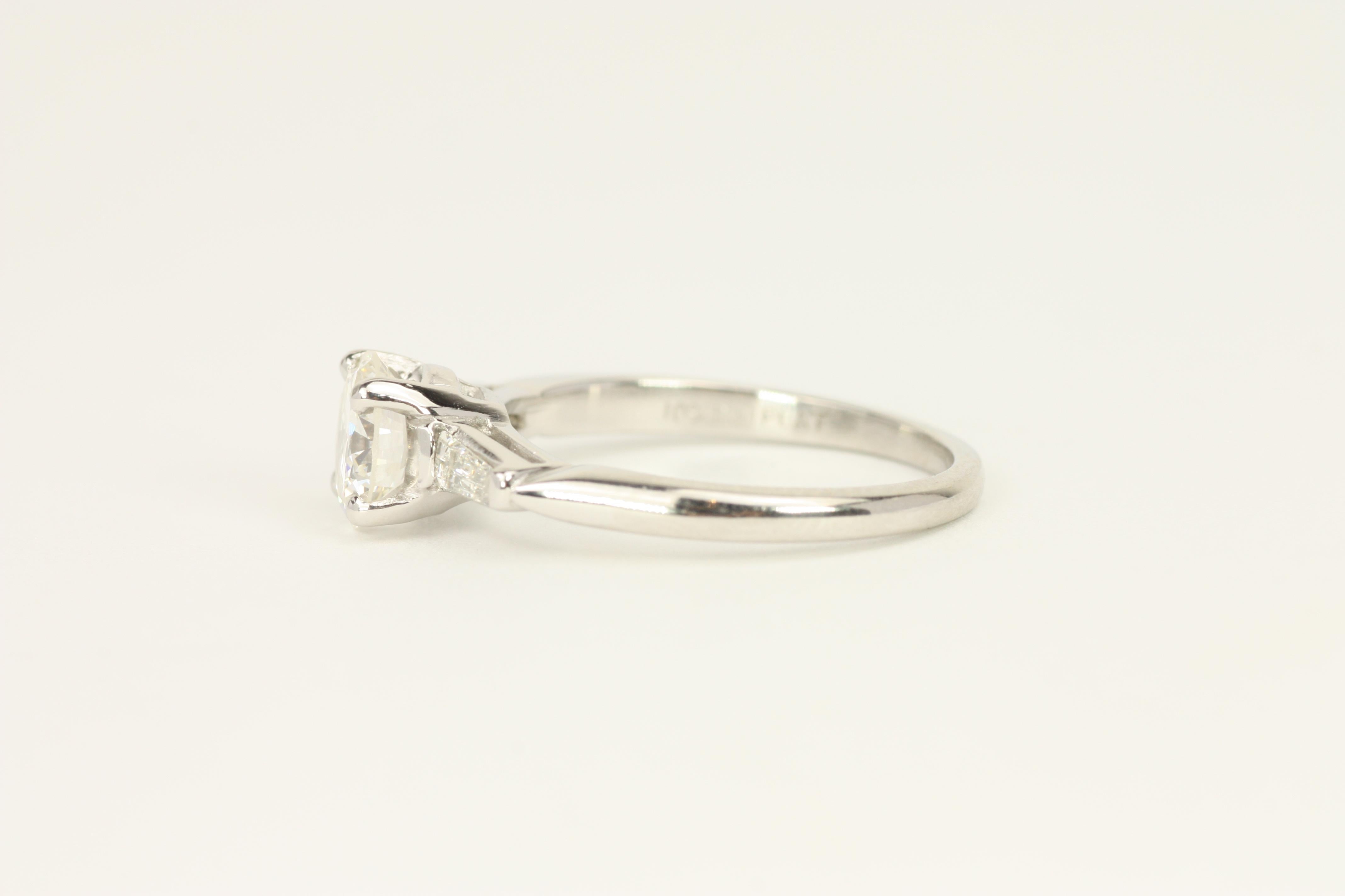 Bague de fiançailles à 3 pierres avec diamants ronds et baguettes coniques de 1,00 carat au total en vente 4