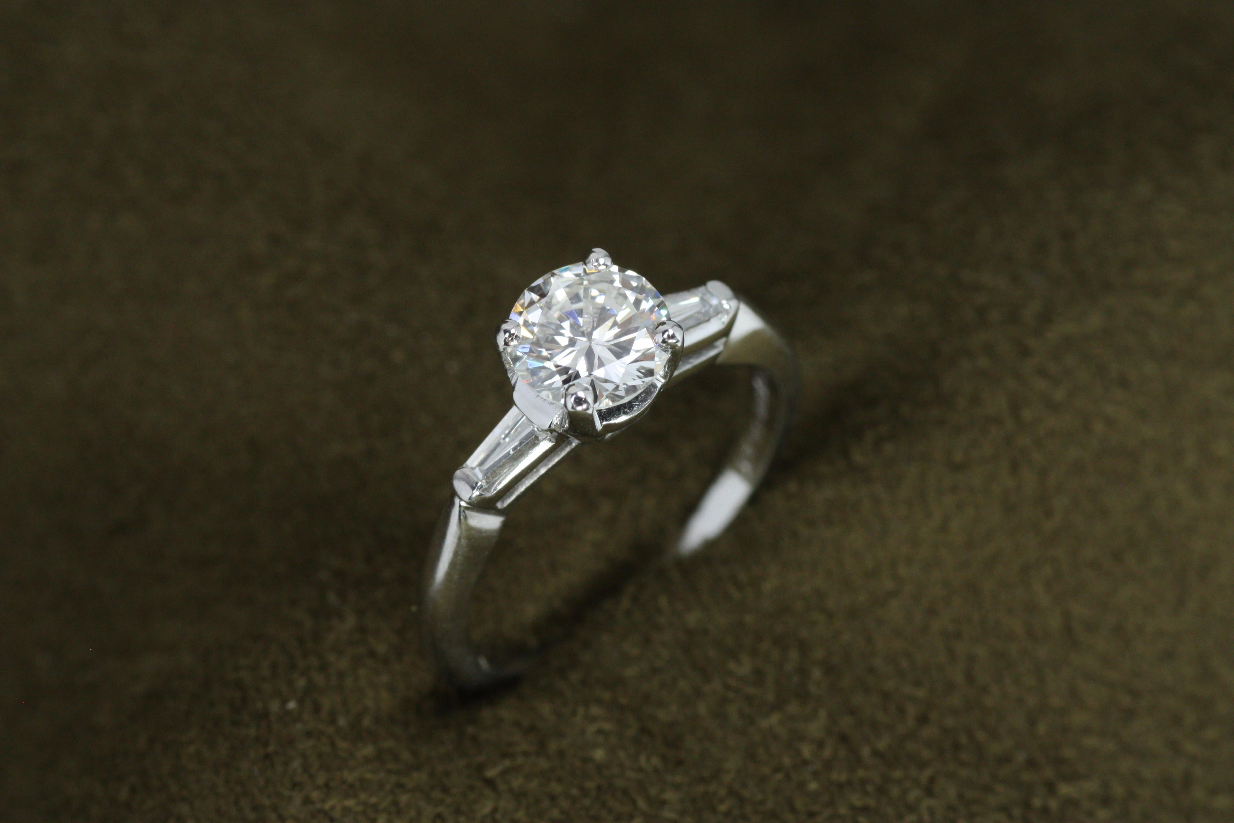 Taille ronde Bague de fiançailles à 3 pierres avec diamants ronds et baguettes coniques de 1,00 carat au total en vente