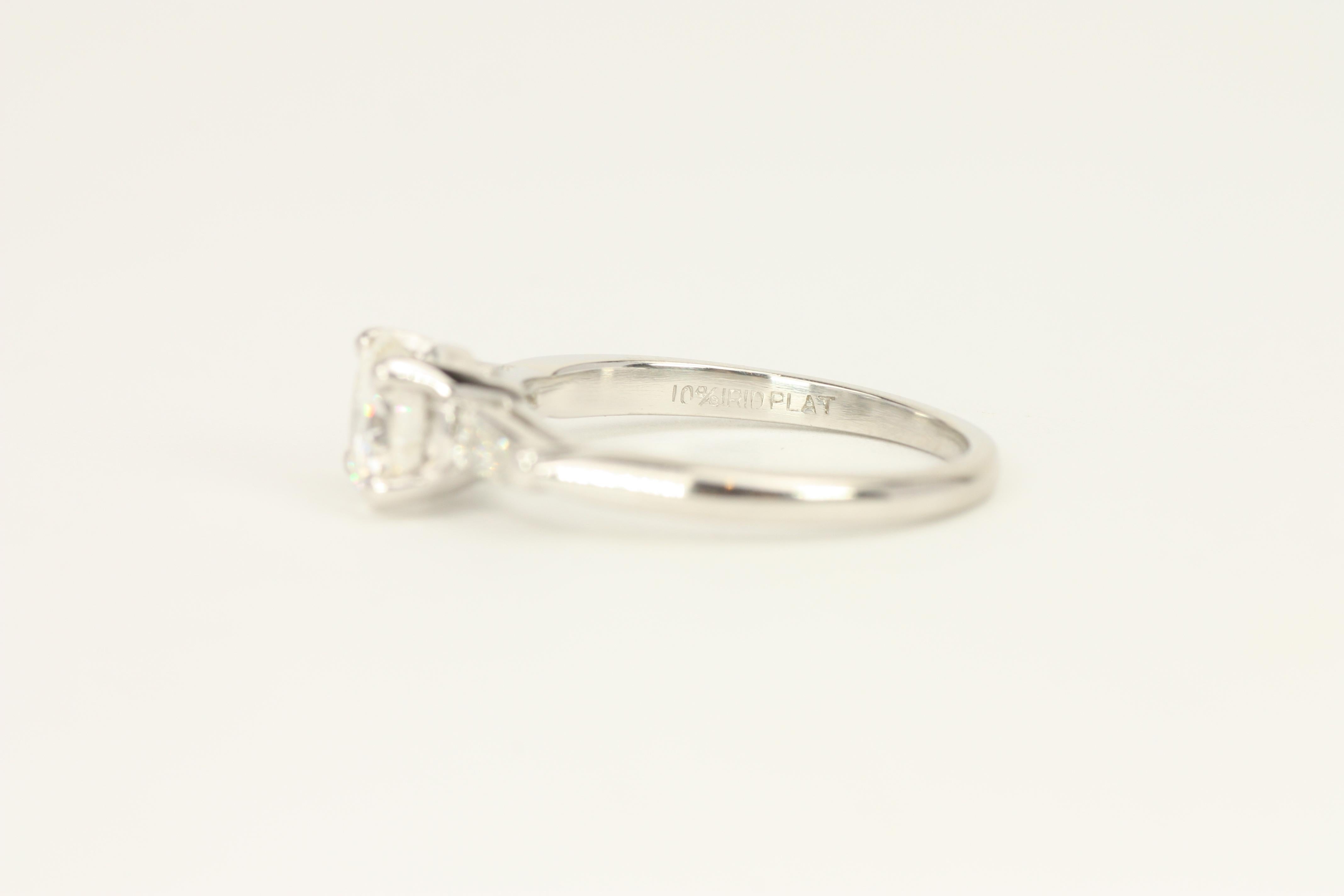 Bague de fiançailles à 3 pierres avec diamants ronds et baguettes coniques de 1,00 carat au total en vente 5