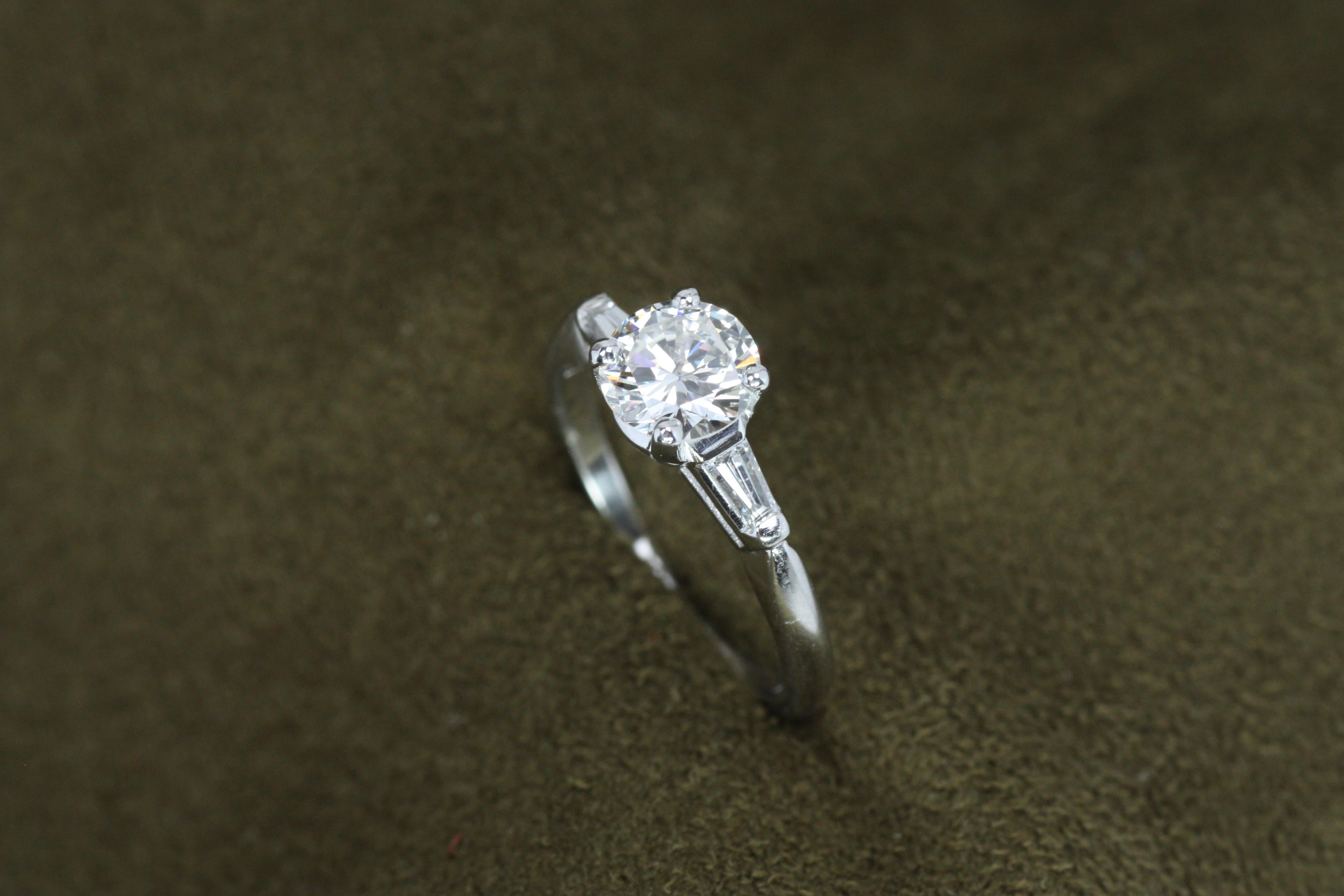 Bague de fiançailles à 3 pierres avec diamants ronds et baguettes coniques de 1,00 carat au total Excellent état - En vente à Santa Monica, CA