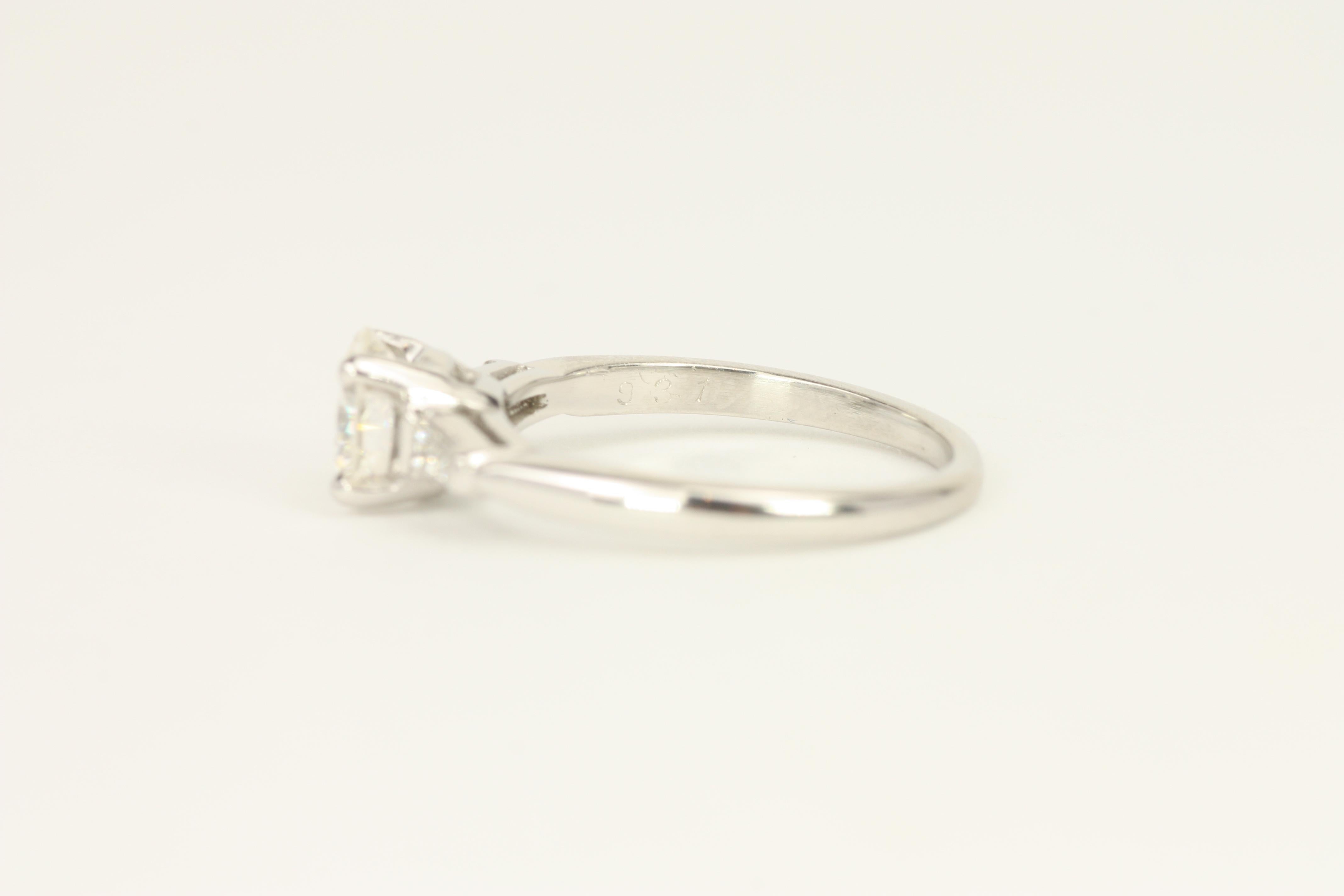 Bague de fiançailles à 3 pierres avec diamants ronds et baguettes coniques de 1,00 carat au total en vente 6