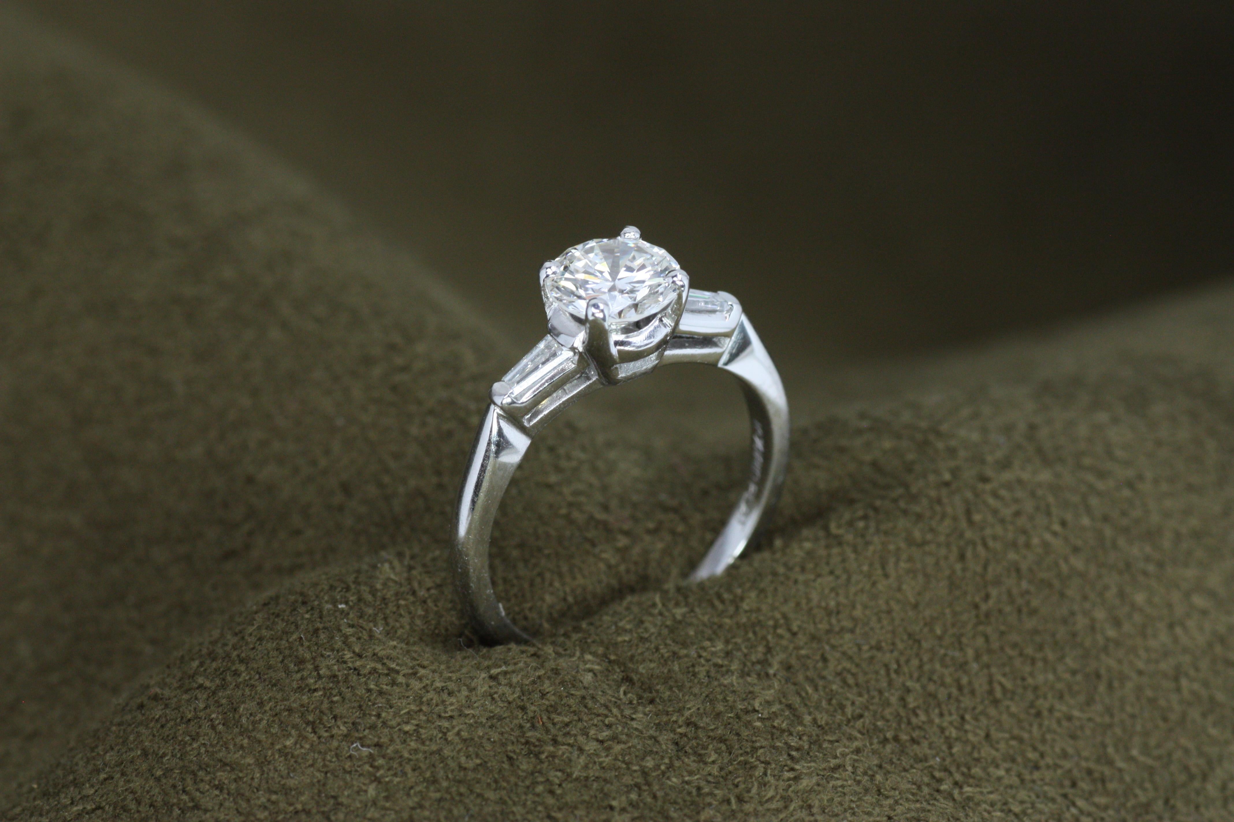 Bague de fiançailles à 3 pierres avec diamants ronds et baguettes coniques de 1,00 carat au total Pour femmes en vente