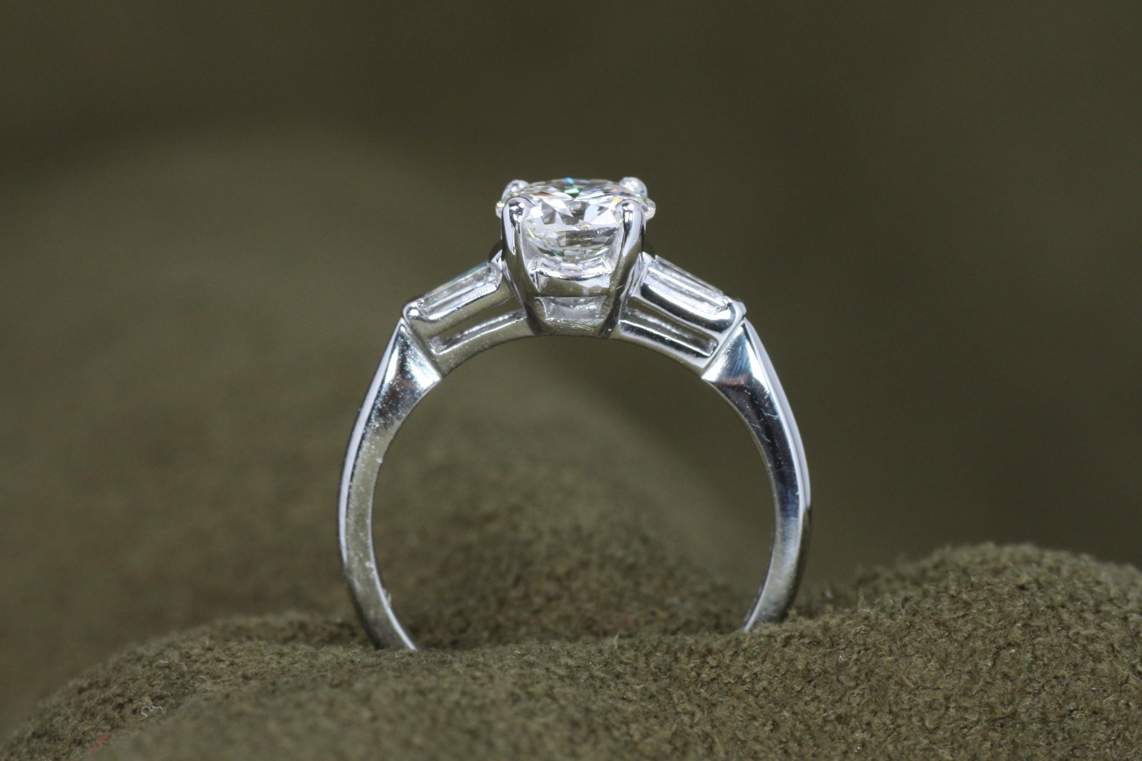 Bague de fiançailles à 3 pierres avec diamants ronds et baguettes coniques de 1,00 carat au total en vente 1