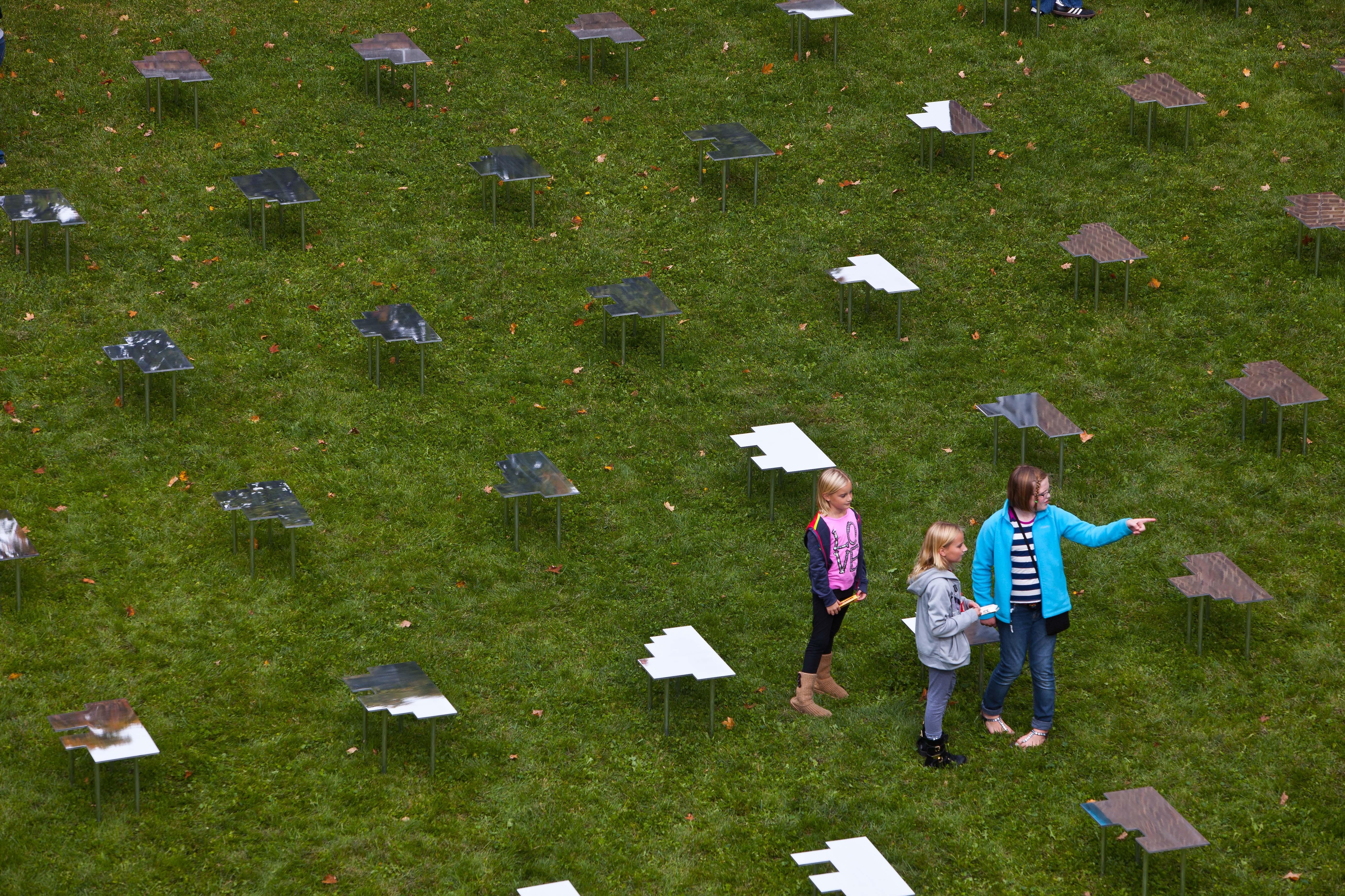 Américain table d'appoint 100 Variation en aluminium poli miroir de Jonathan Nesci en vente