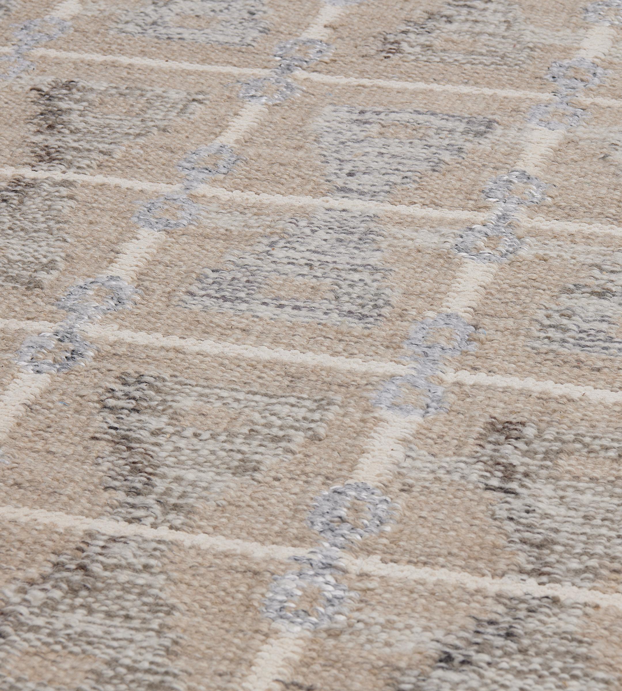 100% Wolle Handgewebter geometrischer Flachgewebe-Teppich in Beige mit schwedischen Einflüssen (Indisch) im Angebot