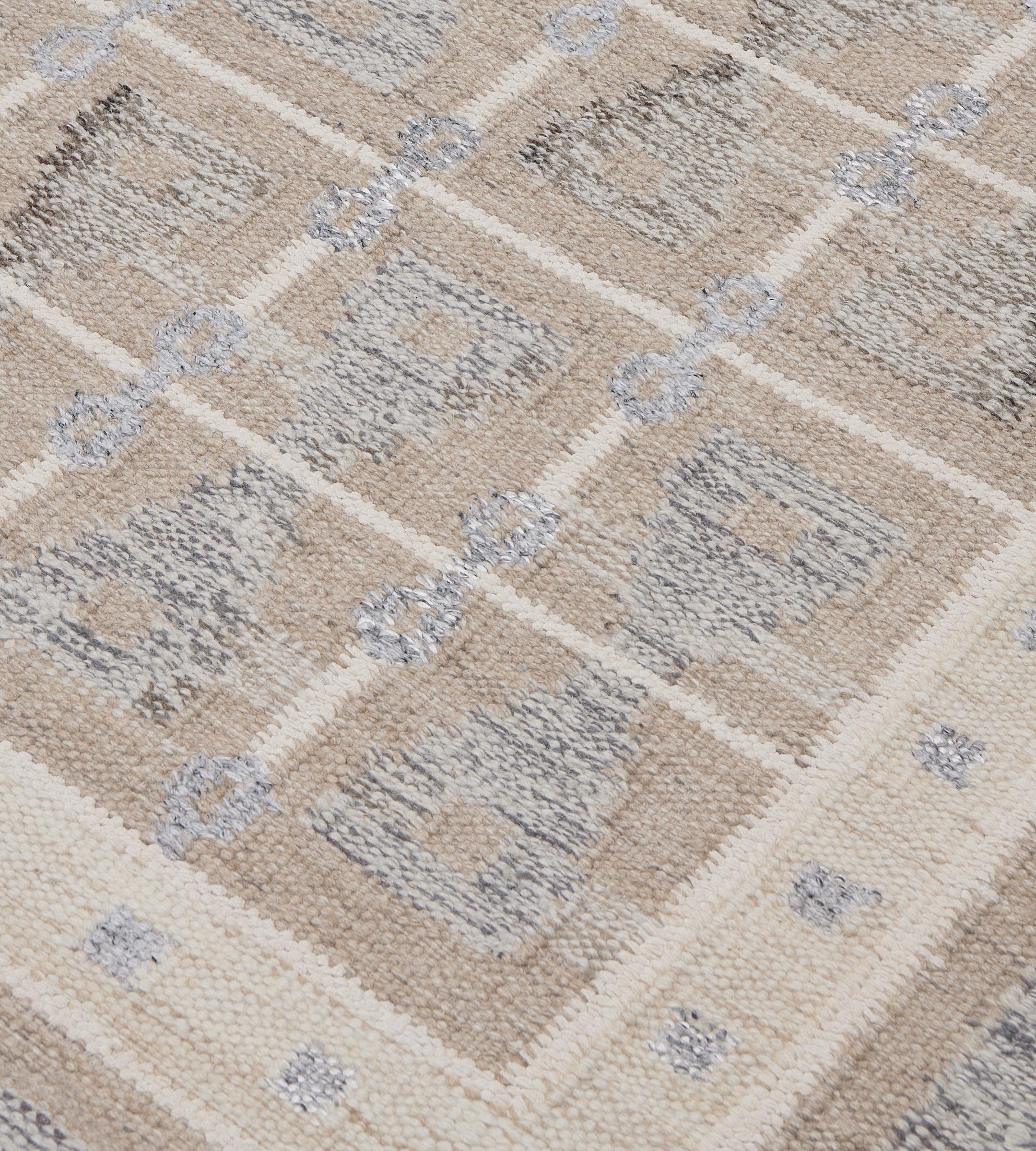 100% Wolle Handgewebter geometrischer Flachgewebe-Teppich in Beige mit schwedischen Einflüssen im Zustand „Neu“ im Angebot in West Hollywood, CA