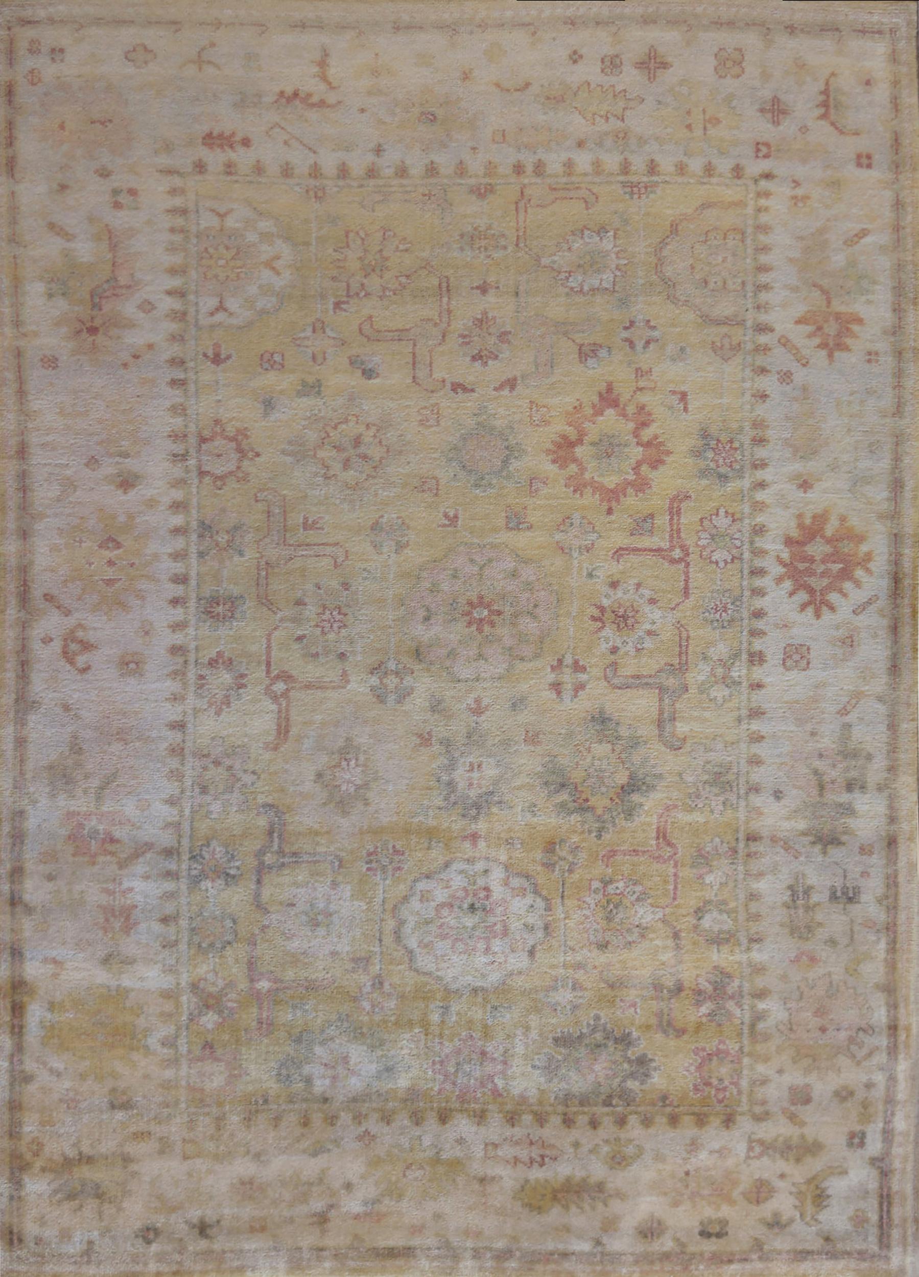 Creato con grande maestria in Kashmir, questo nuovissimo Oushak di alta qualità è caratterizzato da una magistrale combinazione di colori e da un'incredibile consistenza. 100% lana fine e tinture naturali.