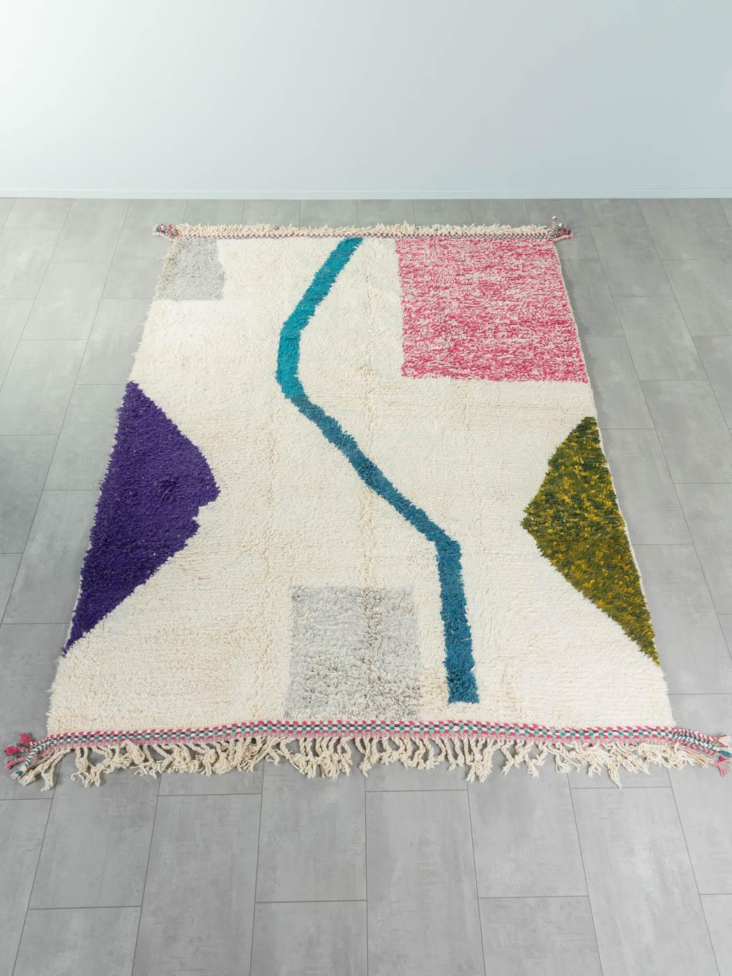 Abstraction III ist ein moderner Teppich aus 100% Wolle - dick und weich, angenehm zu tragen. Unsere Berberteppiche werden von Amazigh-Frauen im Atlasgebirge handgewebt und handgeknüpft. Diese Gemeinschaften stellen schon seit Tausenden von Jahren