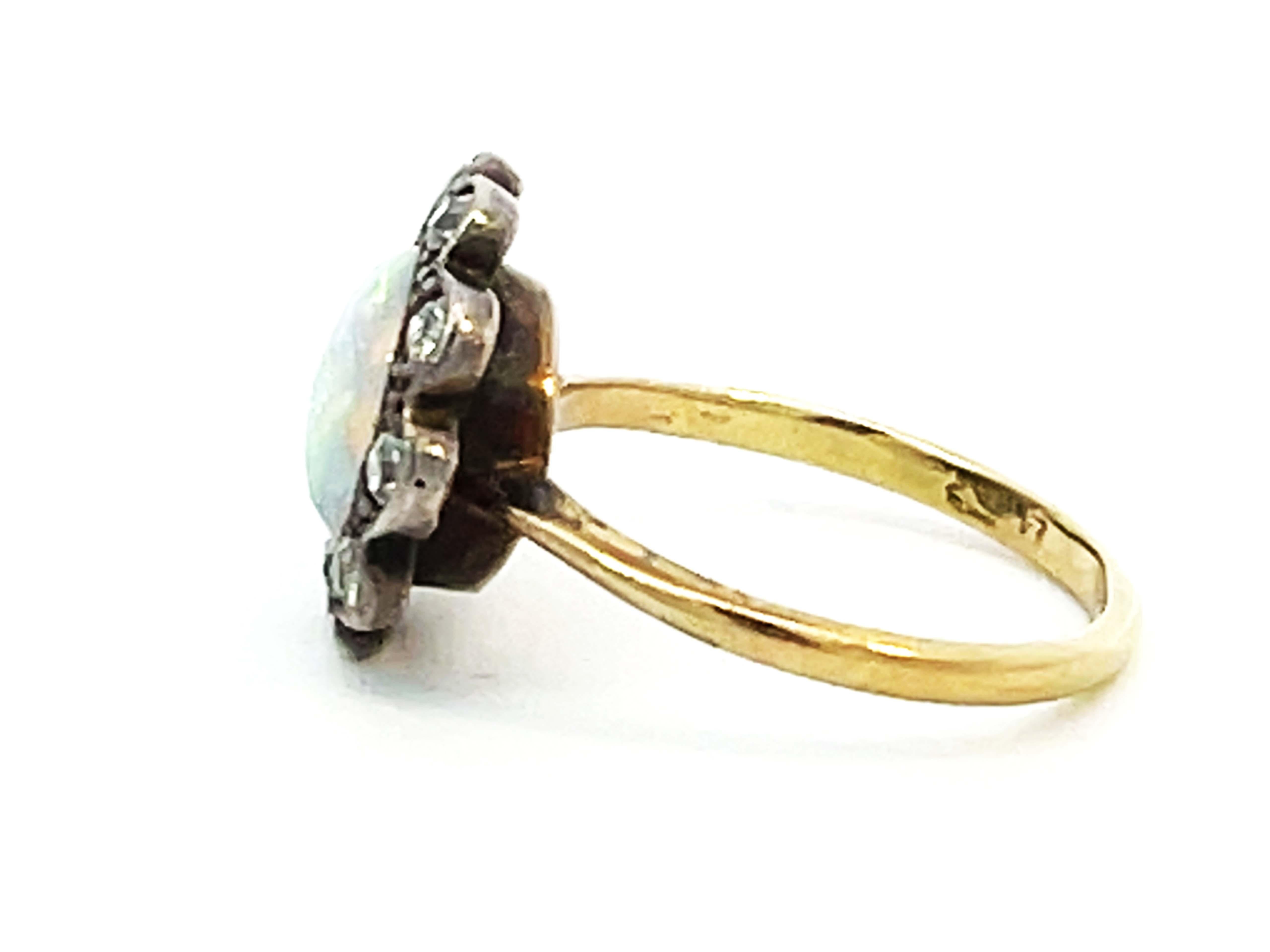 100 Jahre alter antiker Opal- und Diamant-Blumen-Halo-Ring aus der Edwardianischen Ära im Angebot 1