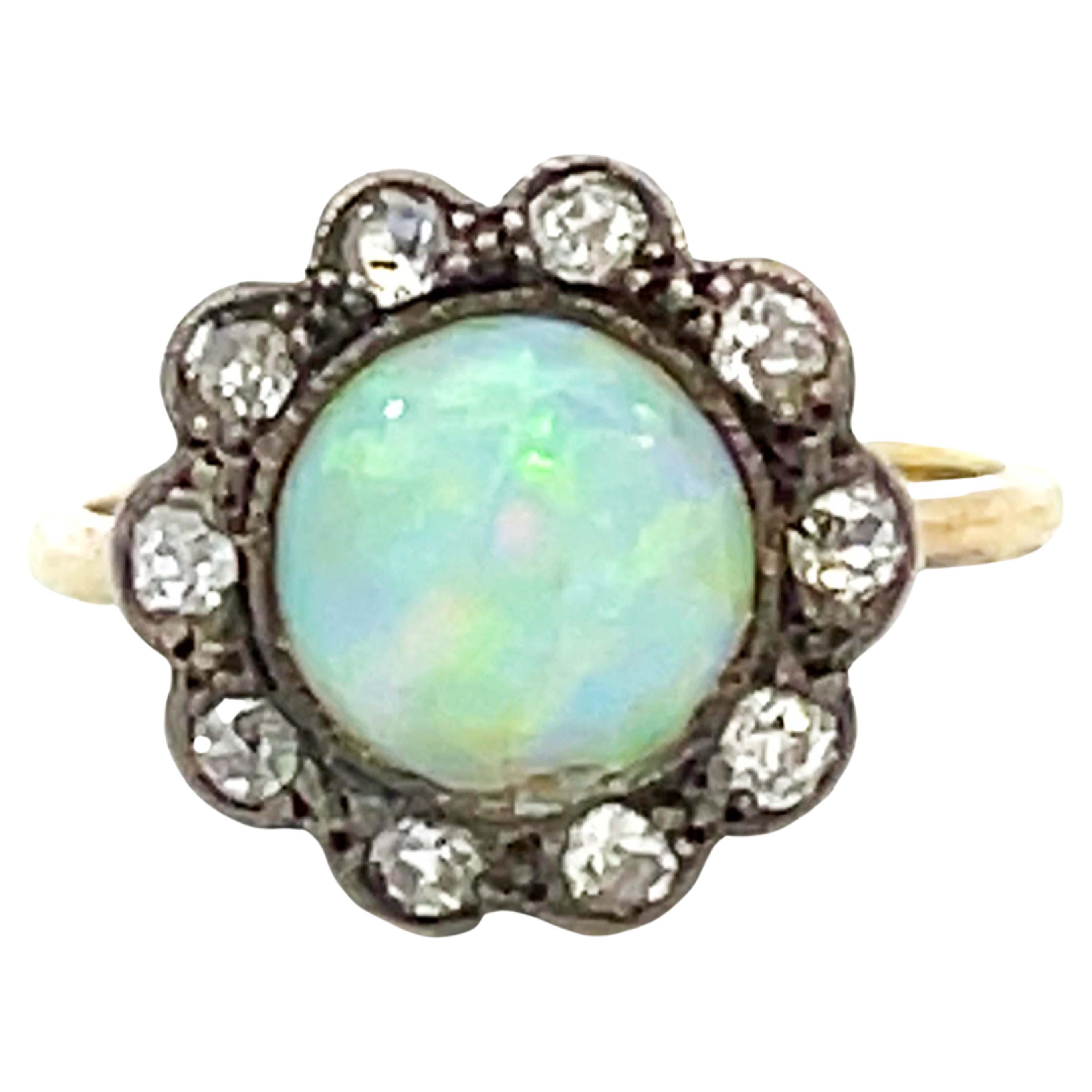 100 Jahre alter antiker Opal- und Diamant-Blumen-Halo-Ring aus der Edwardianischen Ära