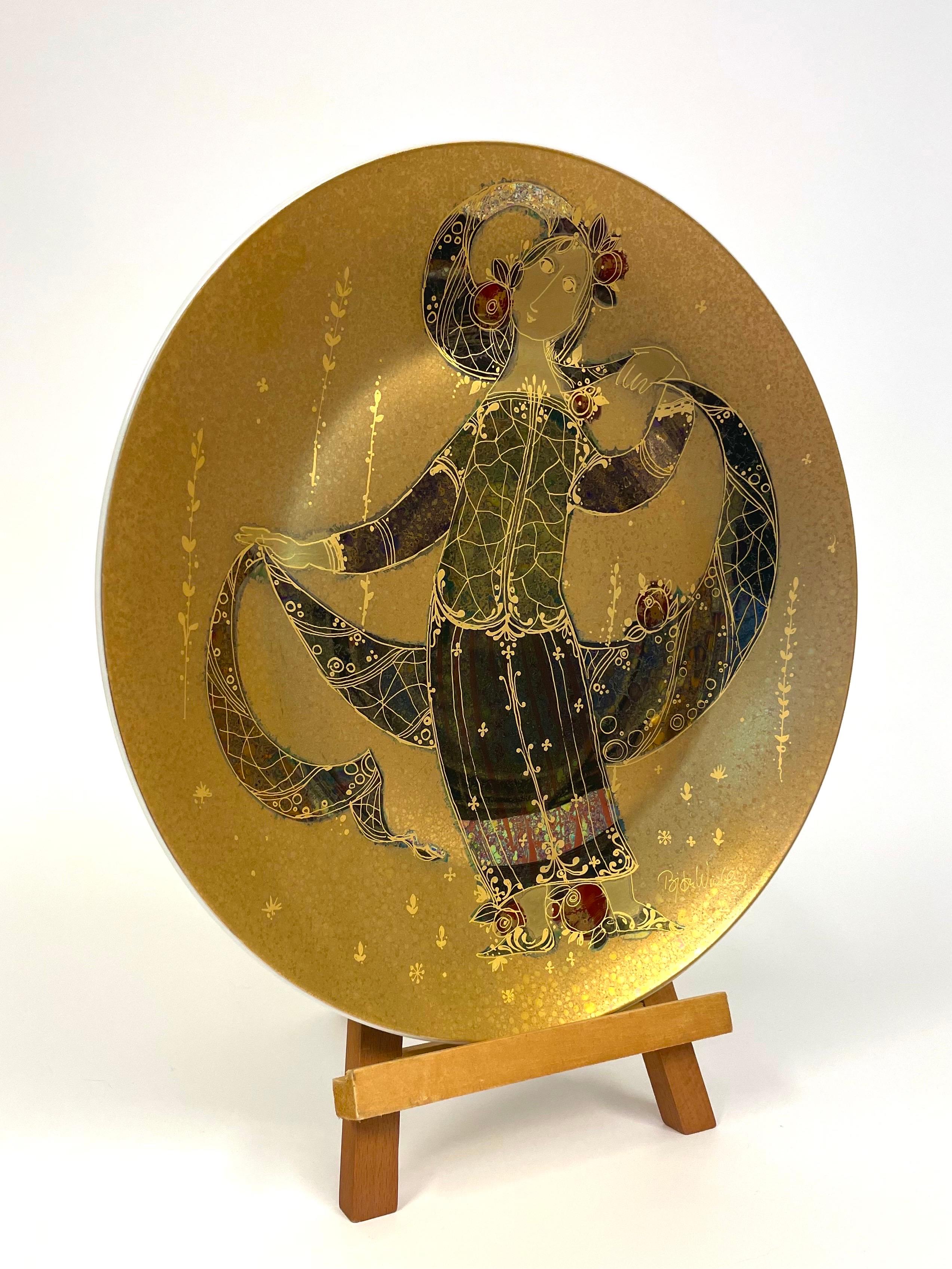 This is a large German porcelain platter from Rosenthal, designed 1979 by Bjørn Wiinbladh, Denmark for the company’s 100-years anniversary.
It comes hand painted and partly metal gilded.

The platter measures:
Ø 33 cm.
H 3.5