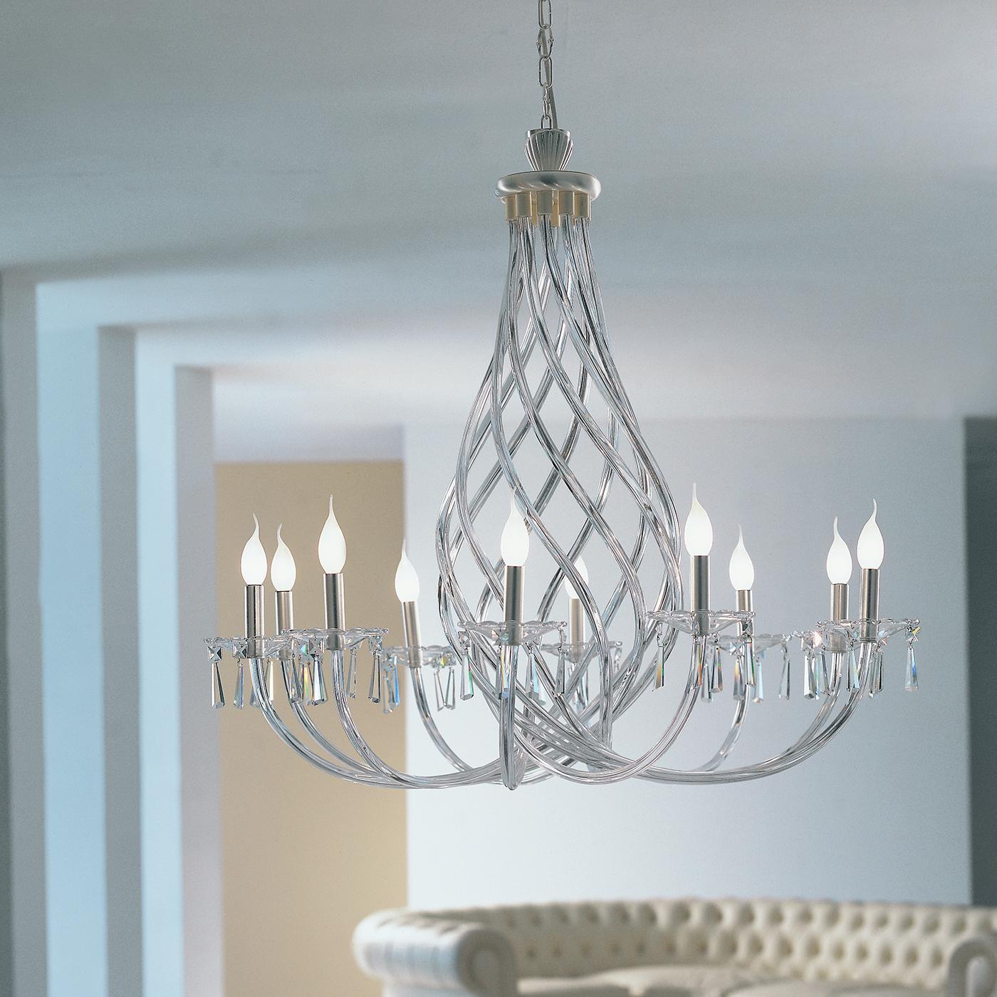 Characterized by an elegant and modern design, this chandelier brings an element of class and creativity to any modern style living space. With a spectacular structure in clear Murano glass, the piece features detail in a matte gold or satin silver