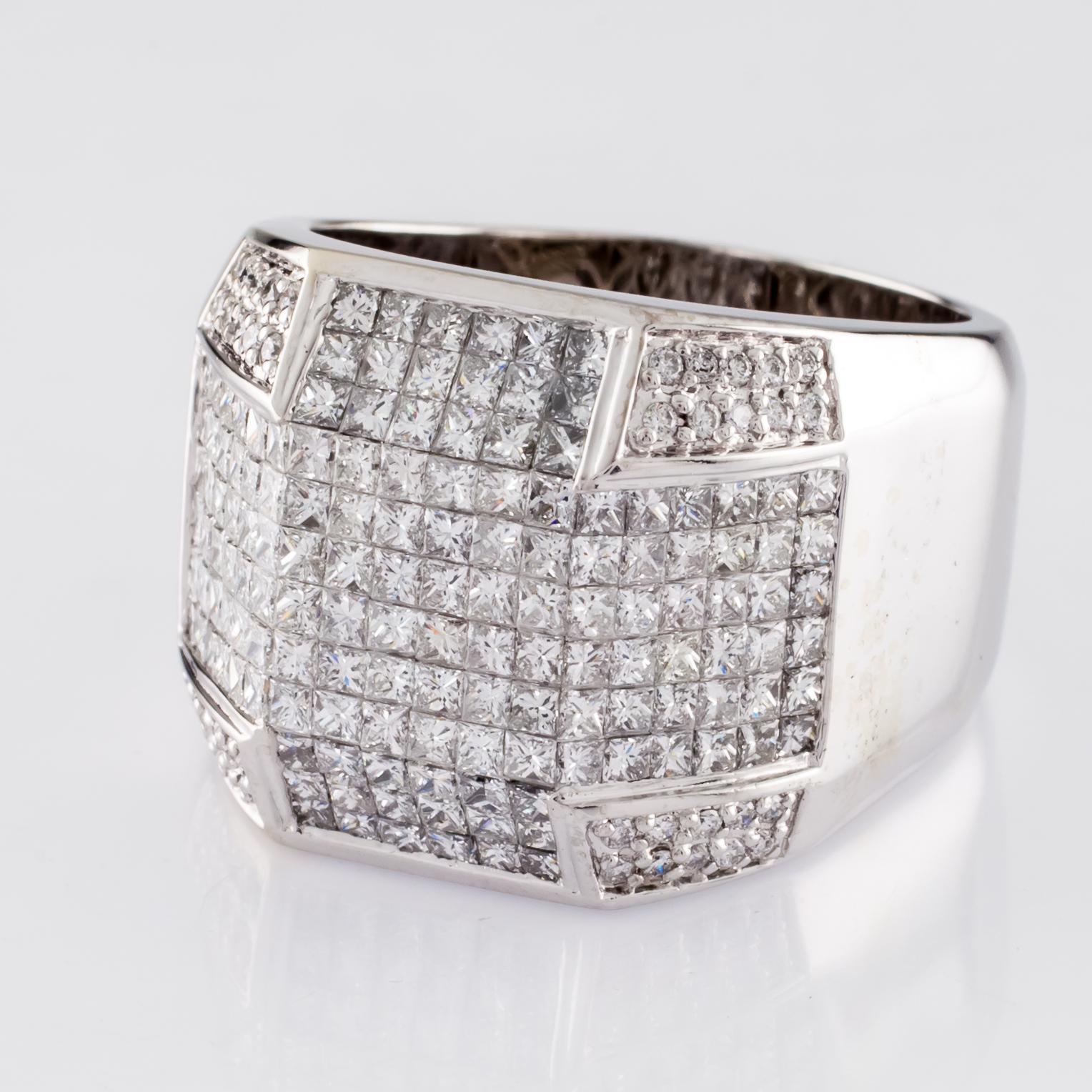 Impresionante Anillo de Oro Blanco de 14k
Diseño de placa, 188 diamantes elegantemente engastados y ordenados
Peso total del diamante = 10,00 quilates
Tamaño del anillo = 13,25 pulgadas
Color medio del diamante: color G
Claridad media del diamante: