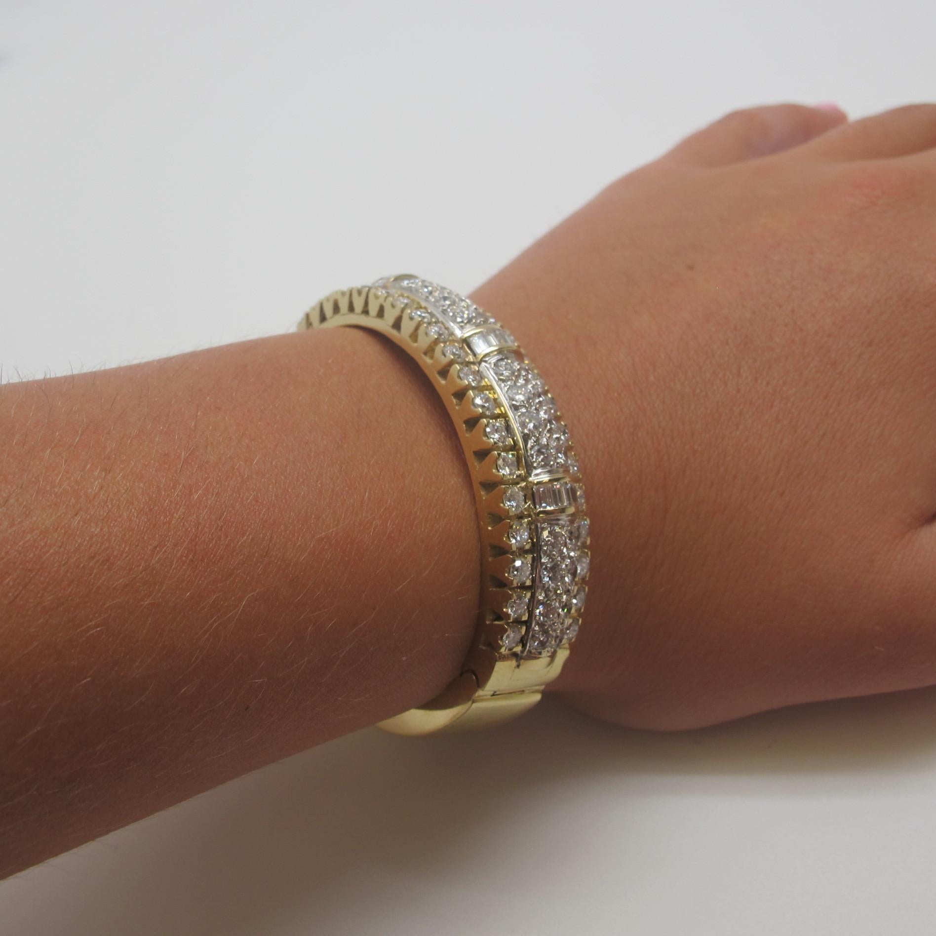 Round Cut 10.00 Carat Diamond Bangle 18 Karat Yellow Gold Bracelet