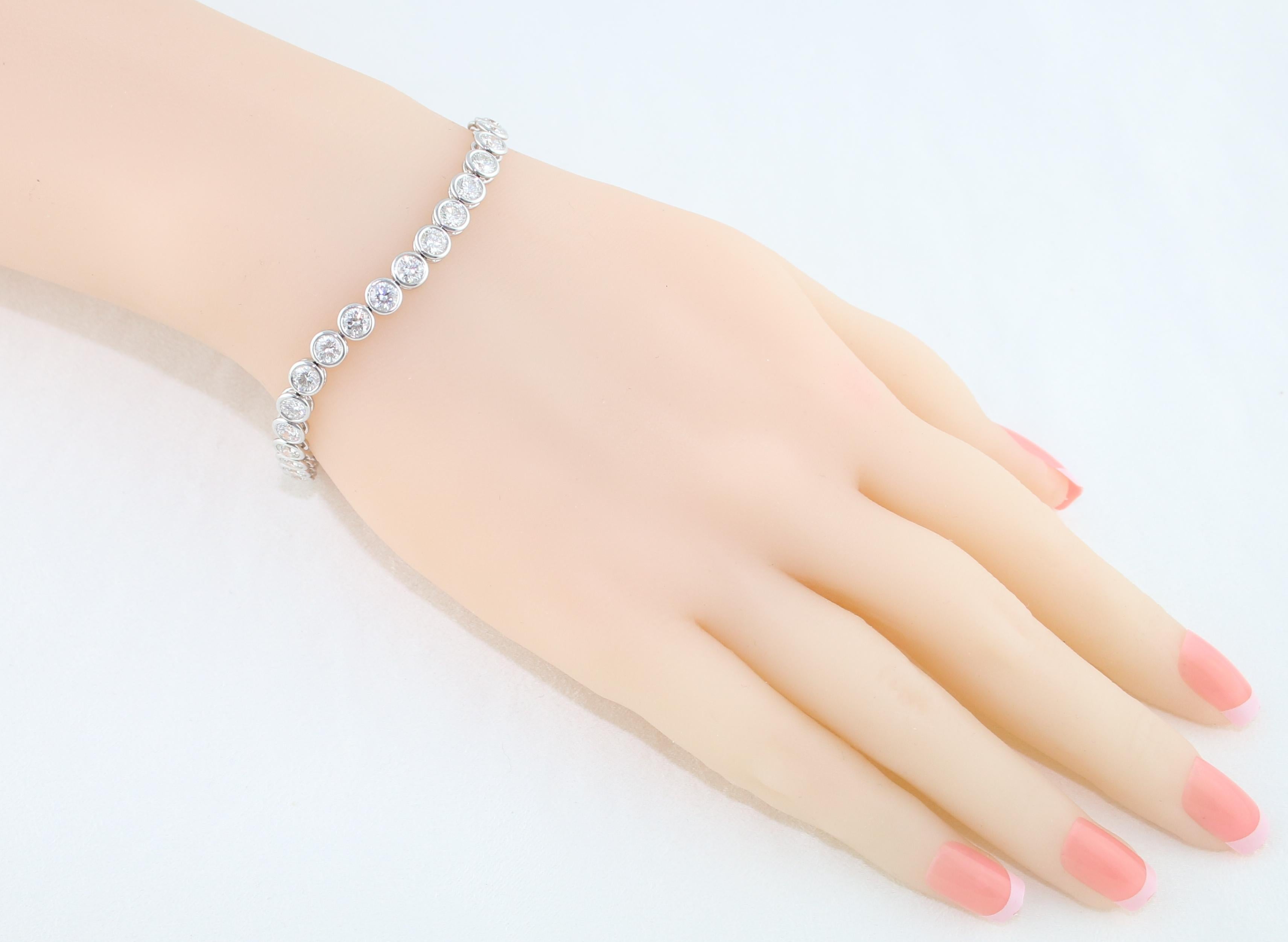 Taille ronde Bracelet tennis en or avec lunette en diamants de 10,00 carats en vente