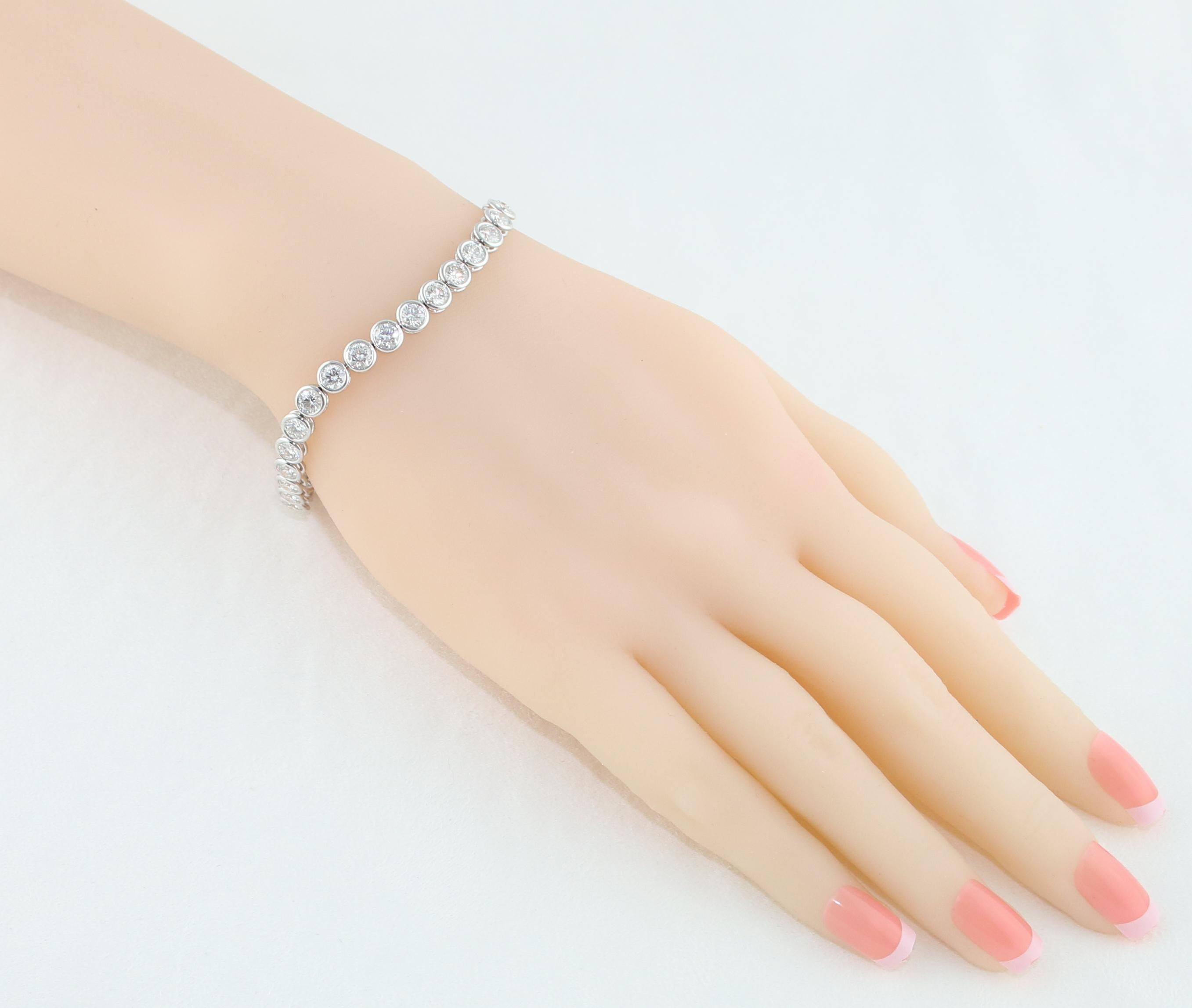 Bracelet tennis en or avec lunette en diamants de 10,00 carats Pour femmes en vente