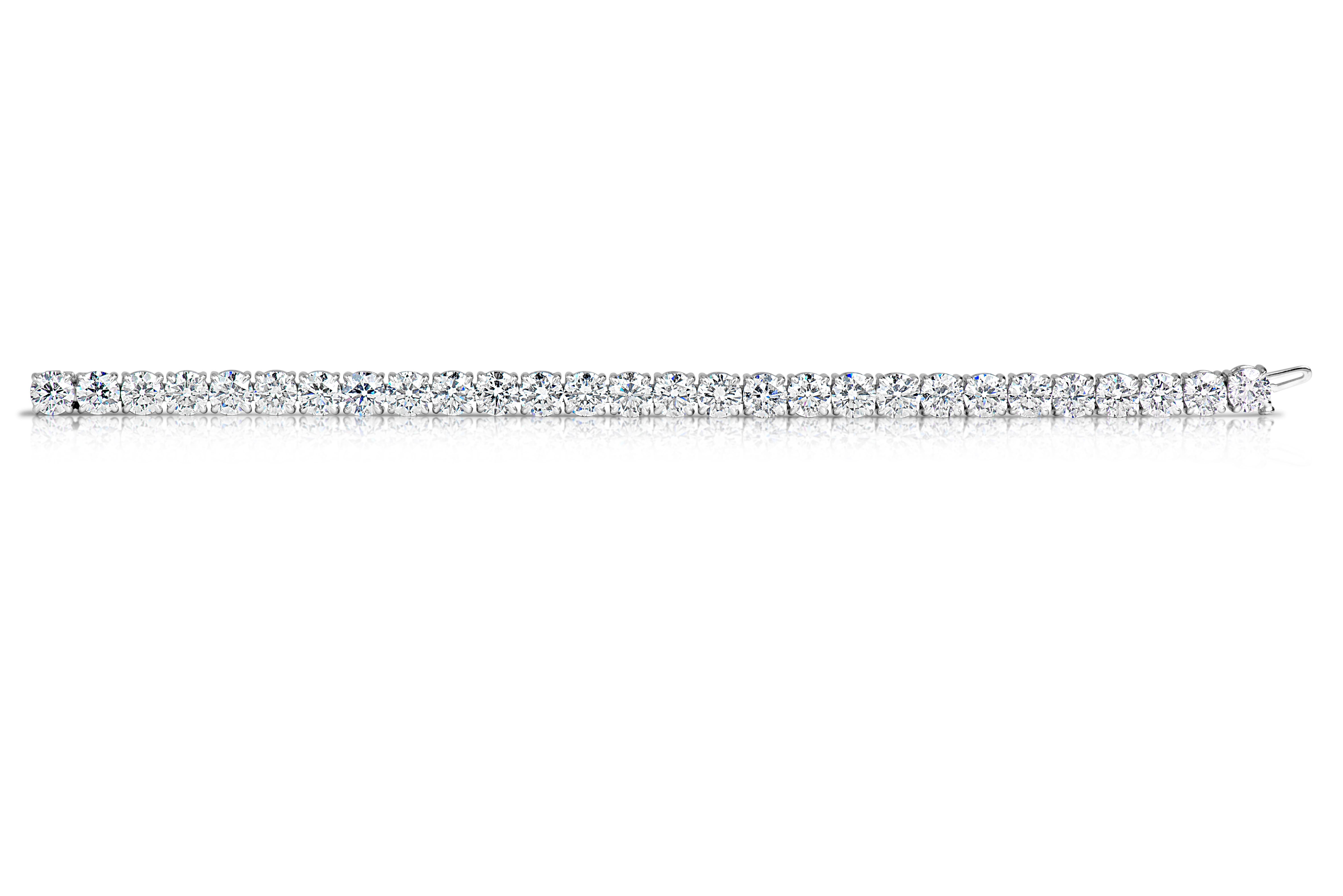 Diamond tennis bracelet featuring 41 round brilliants weighing 10 carats, in 14 karat white gold.
Color: G-H
Clarity: SI

