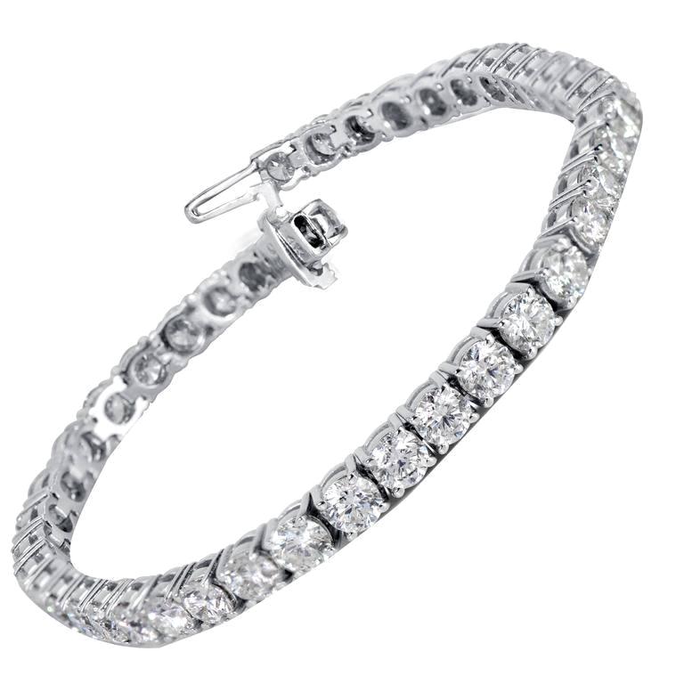 Bracelet tennis en or blanc 14 carats avec diamants de 10 carats d'une valeur moyenne de 0,25 carat en vente