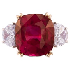 Anillo de oro amarillo de 18 quilates con rubí de Mozambique y diamante de media luna de 10,00 quilates GIA