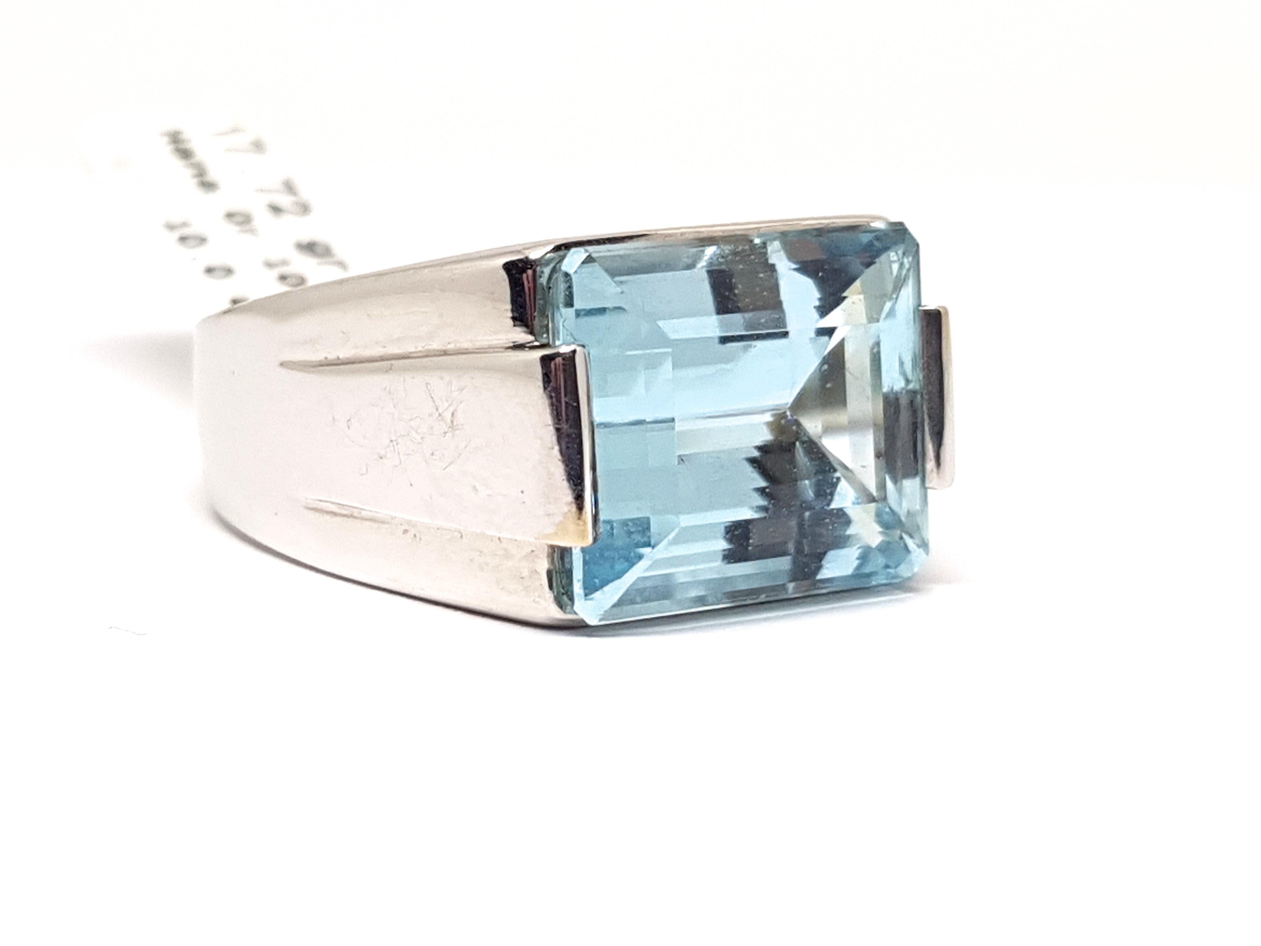 Gold: 18 carat white gold
Weight: 17.72 gr.
Blue Topaz: 10.00 ct. 
Width: 1.24 cm.
Ring size: free adjustment of ring up to size 70 / 22.50mm
All our jewellery comes with a certificate and 5 years guarantee
Shipping: free worldwide insured
