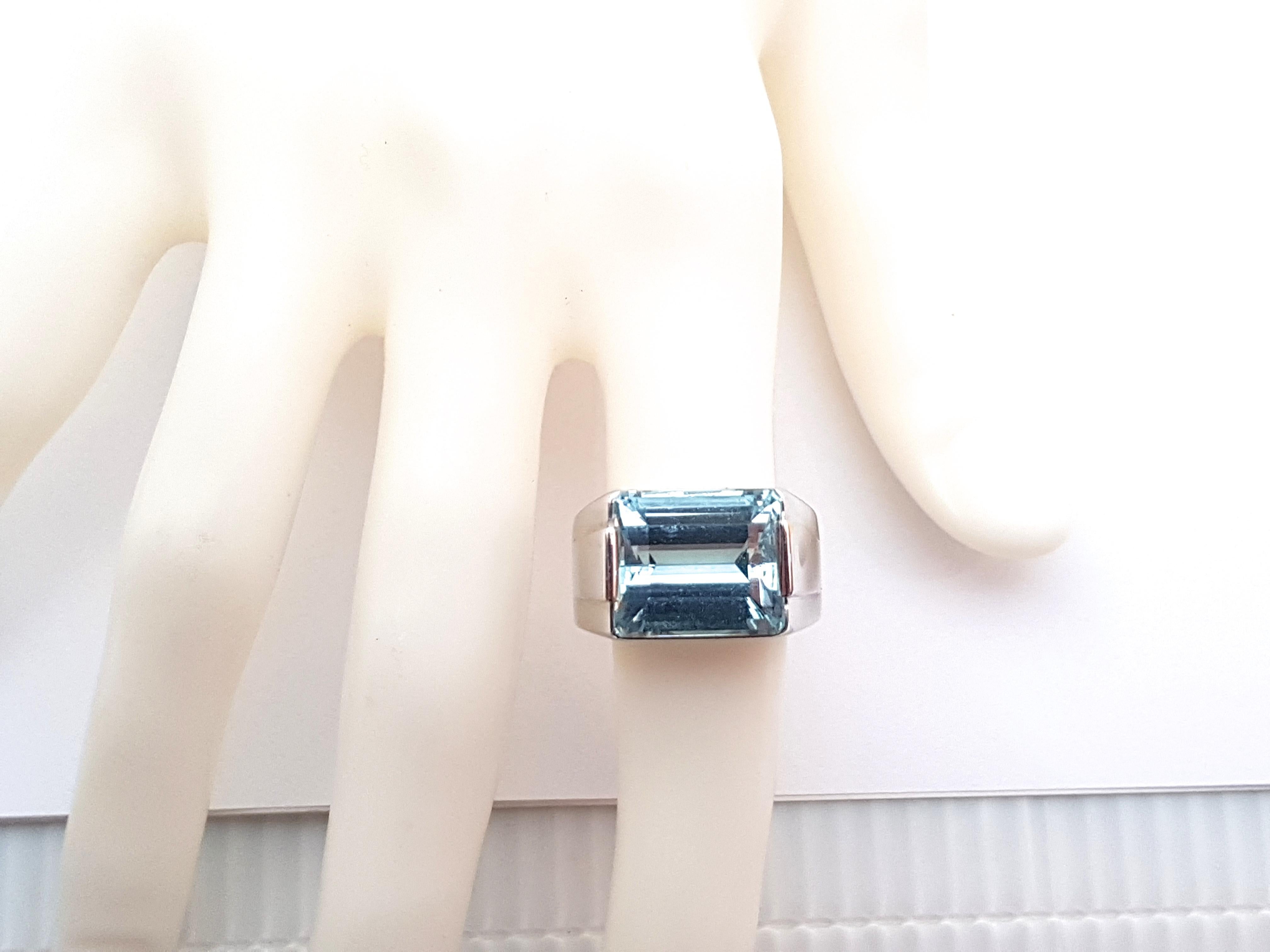 10.00 Carat Men’s White Gold Diamond Blue Topaz Ring In New Condition In Antwerp, BE