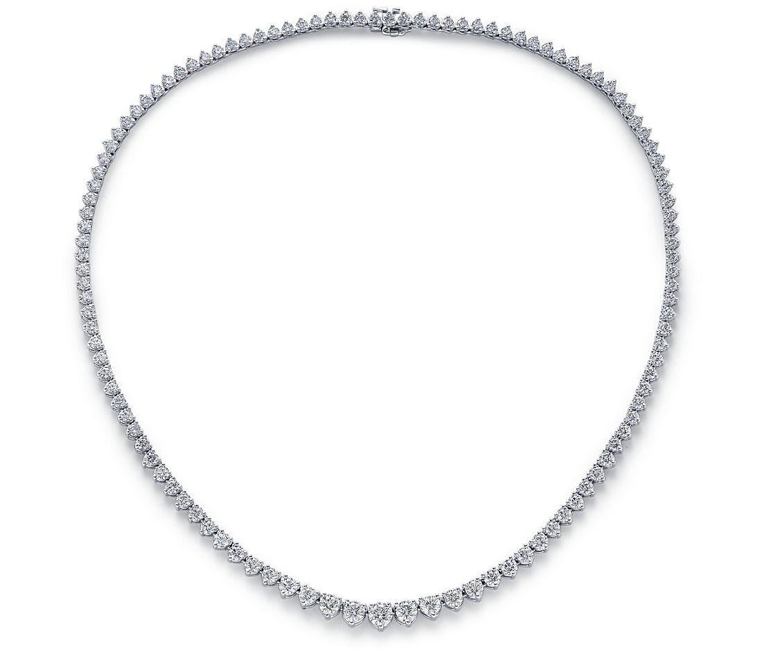 Dies ist eine Riviera-Halskette mit abgestuften Diamanten. Runde Diamanten im Brillantschliff von insgesamt 10,00 Karat sind in der klassischen 3-Zacken-Fassung präzise gefasst. Die Diamanten vervollständigen dieses außergewöhnliche Stück aus 14