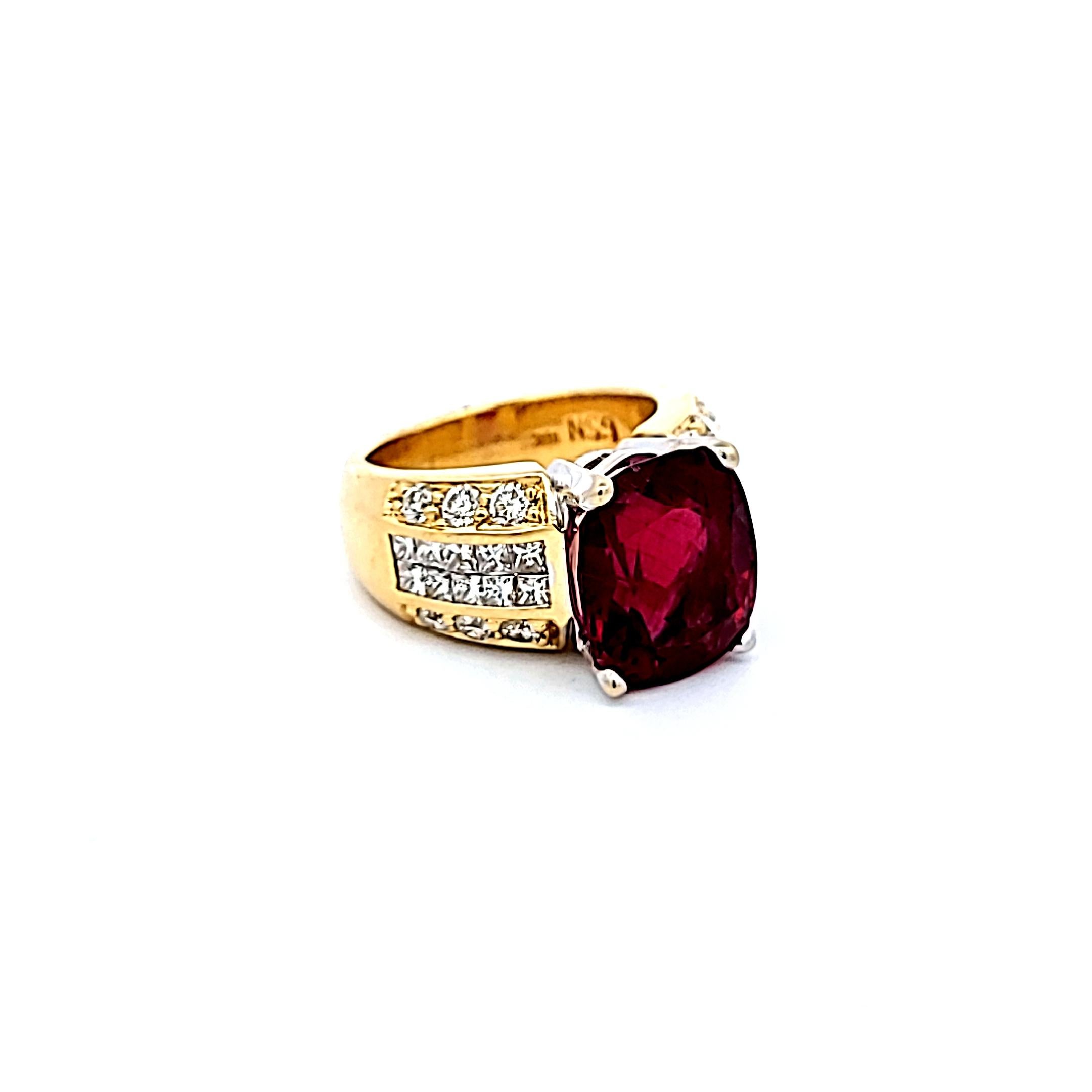 10.00 Carat Tourmaline 1.65 Carat Diamond 18 Karat Yellow Gold Gems Stone Ring In Good Condition For Sale In New York, NY