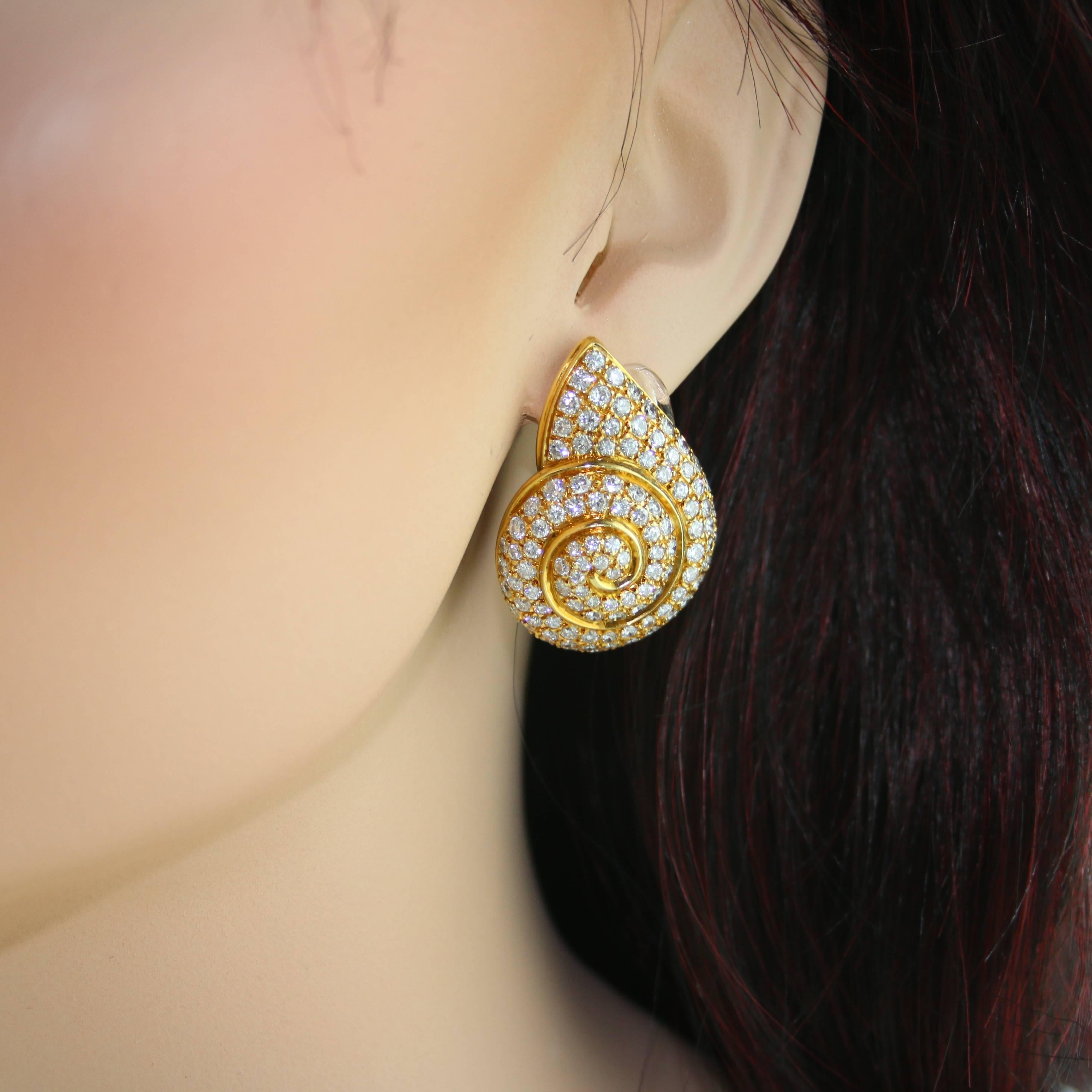 Taille ronde Clips d'oreilles anglais en forme d'escargot en or avec diamants de 10,00 carats en vente