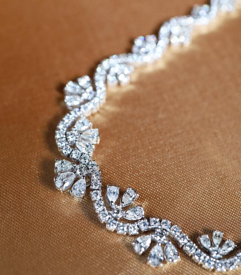 An exclusive Diamonds necklace in intricate and modern design, crafted with particular attention on details, this piece evoke a sense of luxury and  class .
Elevate your timeless of beauty and add a touch of light and sophistication on your