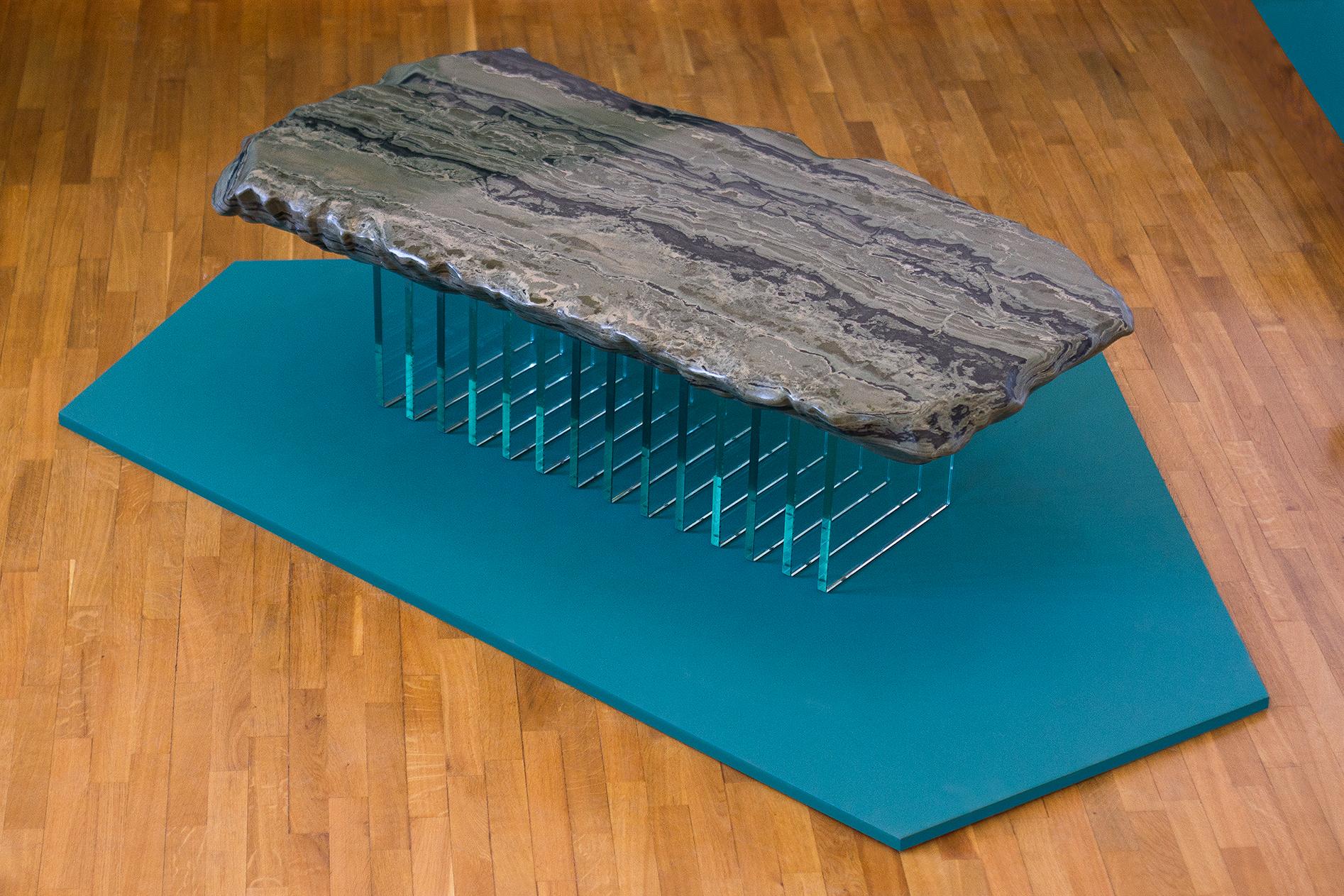 Table basse 1000 Piedi par Tellurico
Édition limitée de  6 + 1 A.P. Pièces.
Signé et numéroté.
Dimensions : D 45 x L 120 x H 50 cm.
MATERIAL : Bambou vert granit et verre ultra clair de 15 mm.

Après avoir obtenu un Master en design contextuel à la