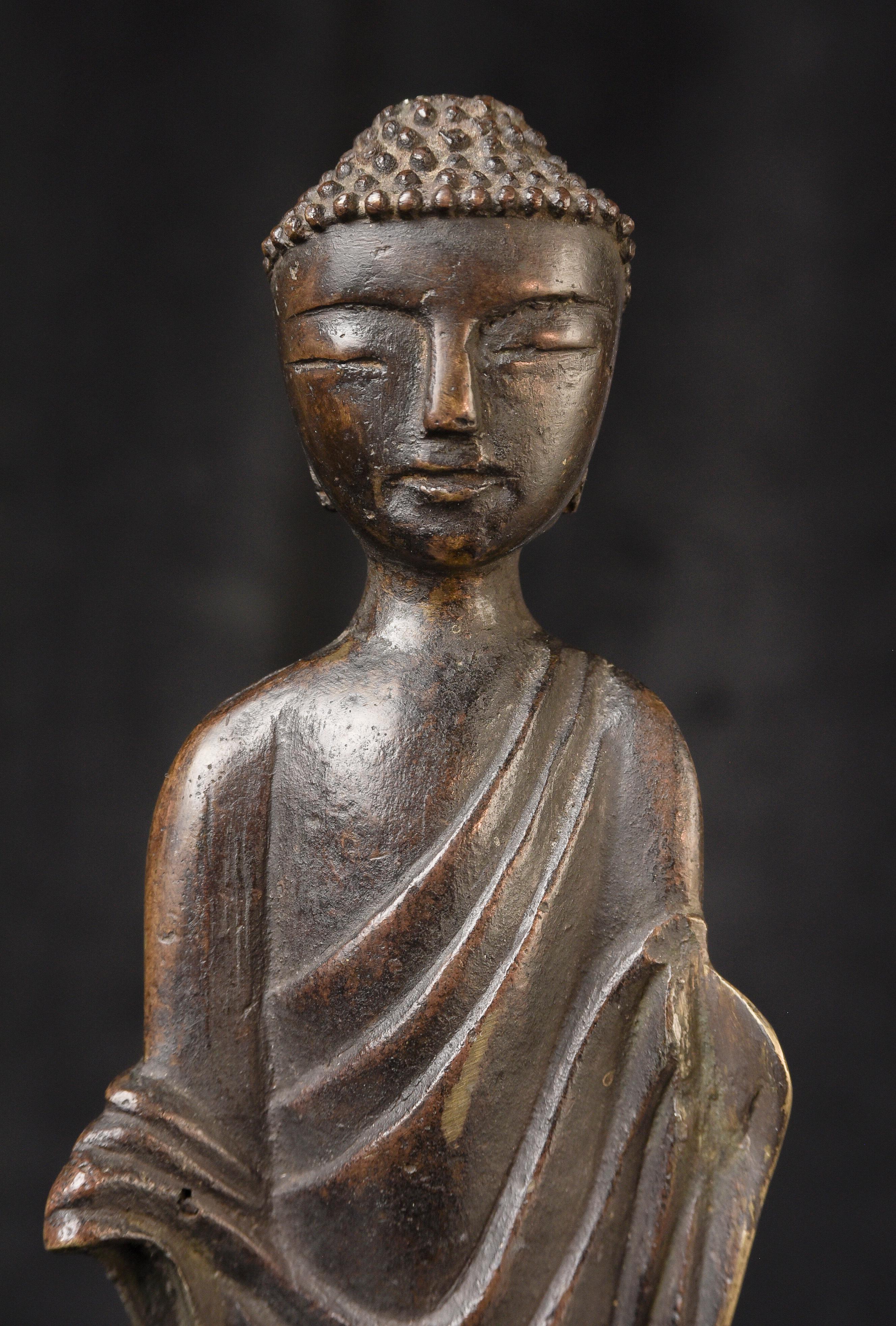 Bouddha coréen de 1000 ans. Moulage solide, très fin, 12 pouces de haut. 10292 en vente 4