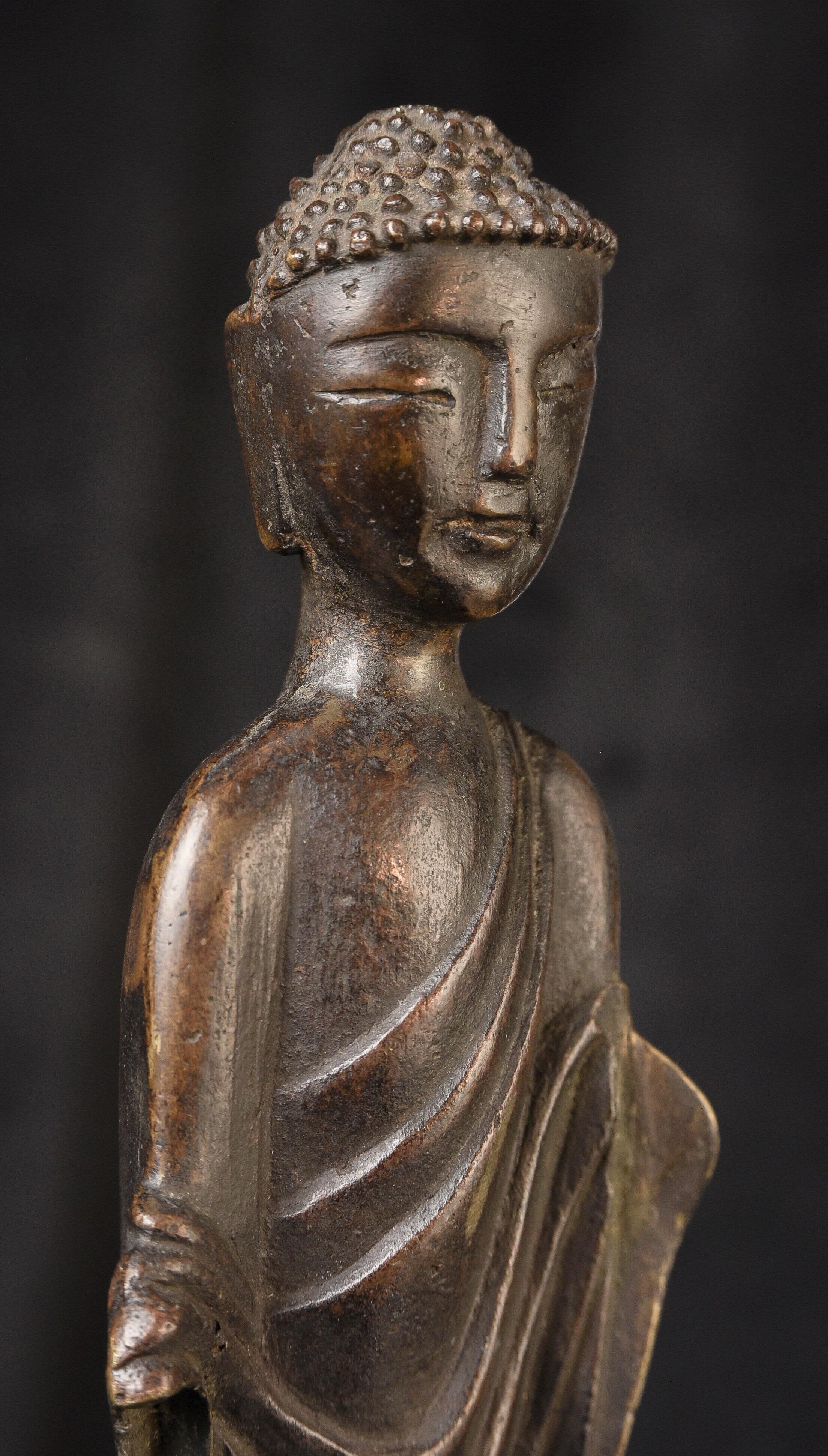 Bouddha coréen de 1000 ans. Moulage solide, très fin, 12 pouces de haut. 10292 en vente 5