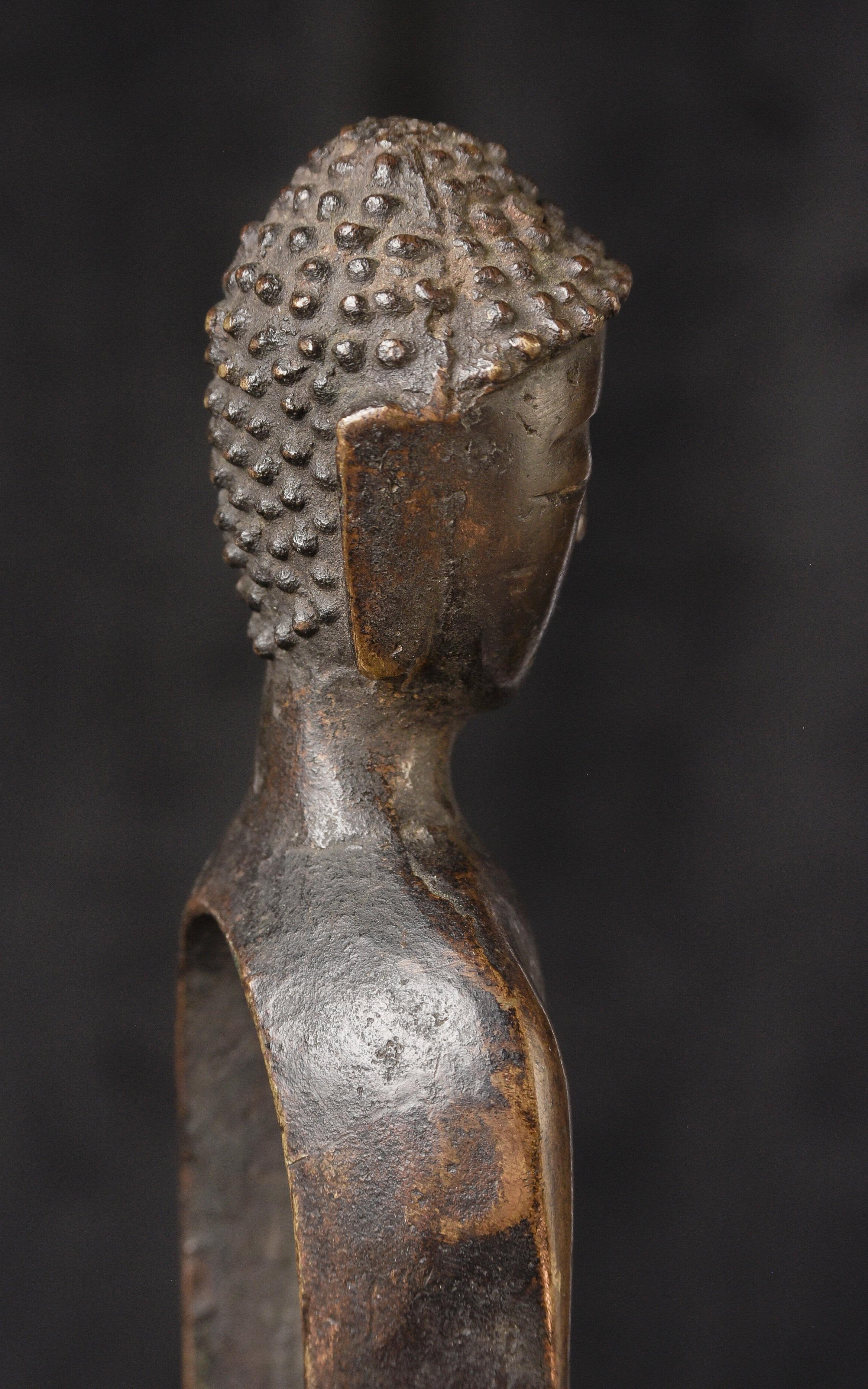 Bouddha coréen de 1000 ans. Moulage solide, très fin, 12 pouces de haut. 10292 en vente 9