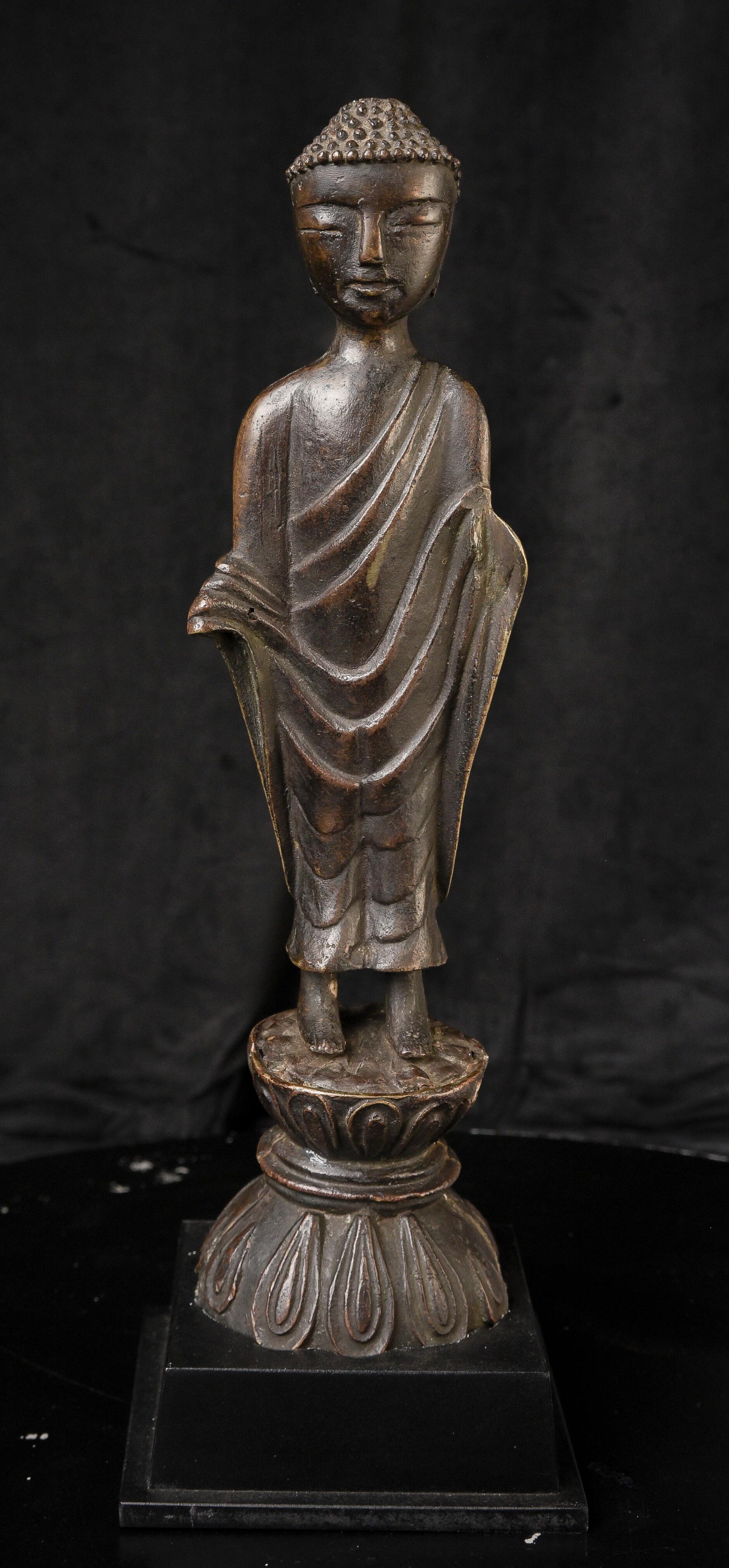 Un exceptionnel bouddha coréen en bronze, datant probablement du 10e au 13e siècle, ce qui lui confère un âge proche de 1 000 ans, voire plus ancien. Cette figure remarquablement lourde, dont la base est remplie de plomb, illustre la force et la