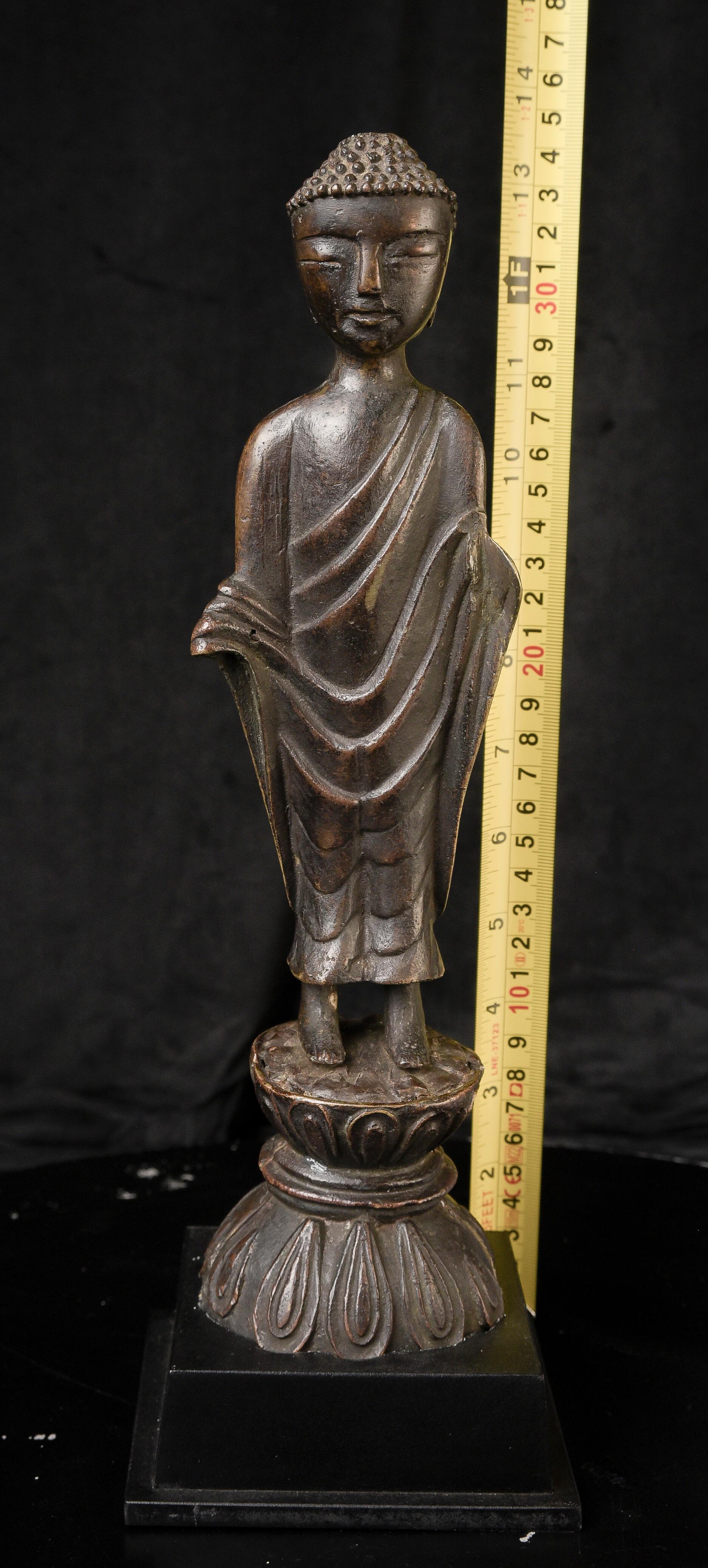 Coréen Bouddha coréen de 1000 ans. Moulage solide, très fin, 12 pouces de haut. 10292 en vente