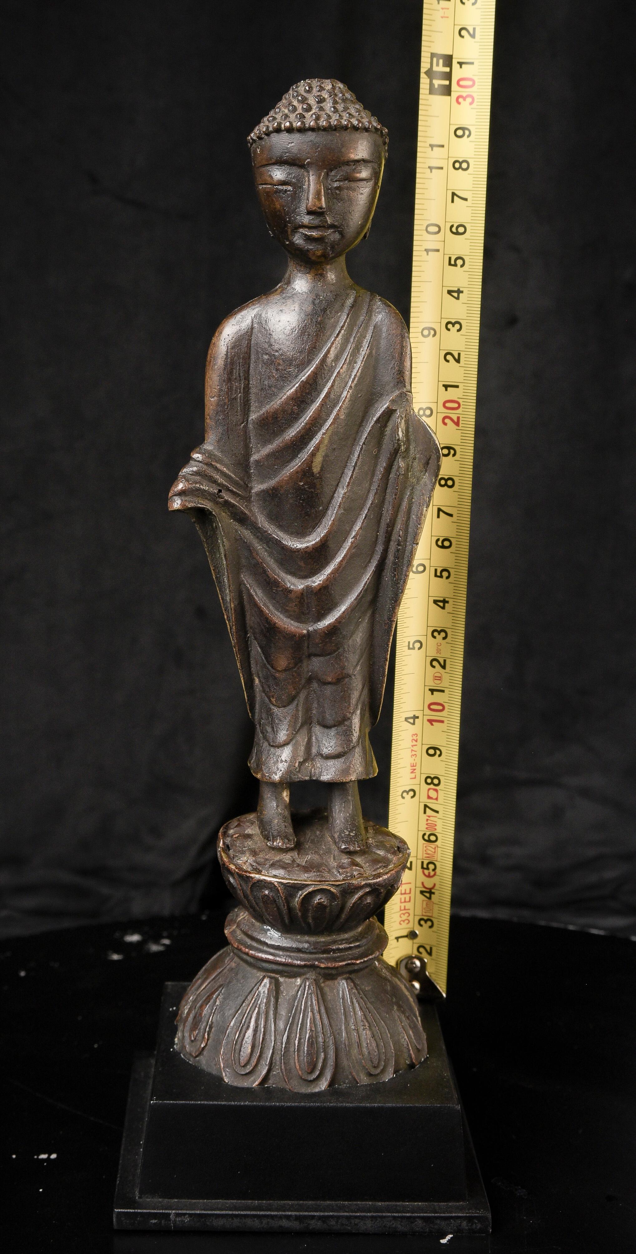 Bouddha coréen de 1000 ans. Moulage solide, très fin, 12 pouces de haut. 10292 Bon état - En vente à Ukiah, CA