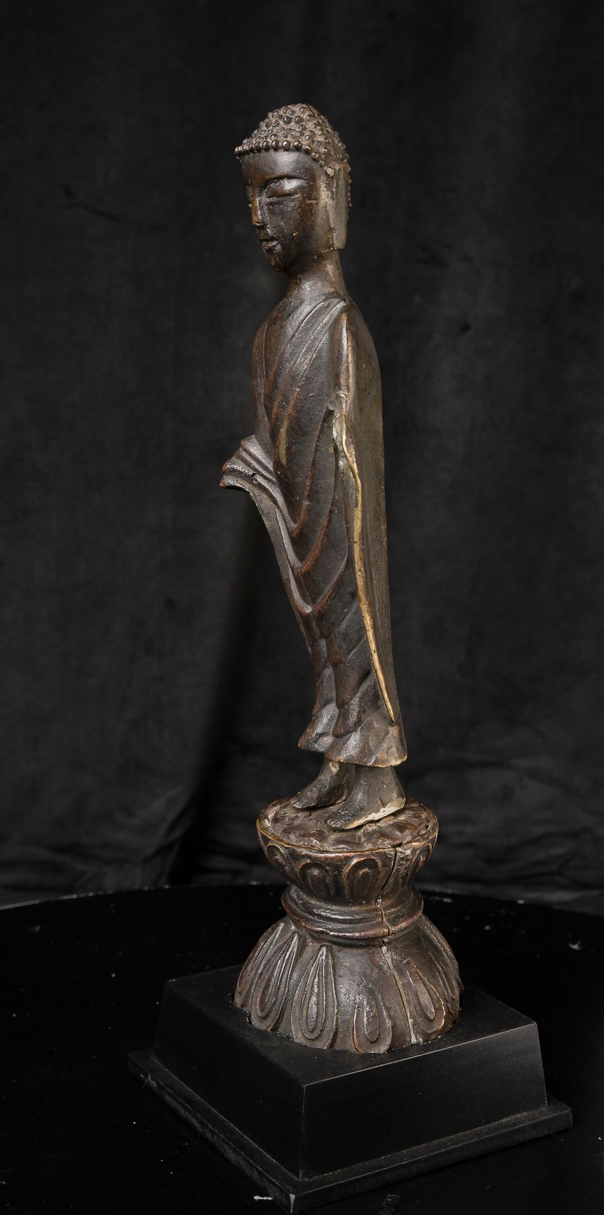 XVIIIe siècle et antérieur Bouddha coréen de 1000 ans. Moulage solide, très fin, 12 pouces de haut. 10292 en vente