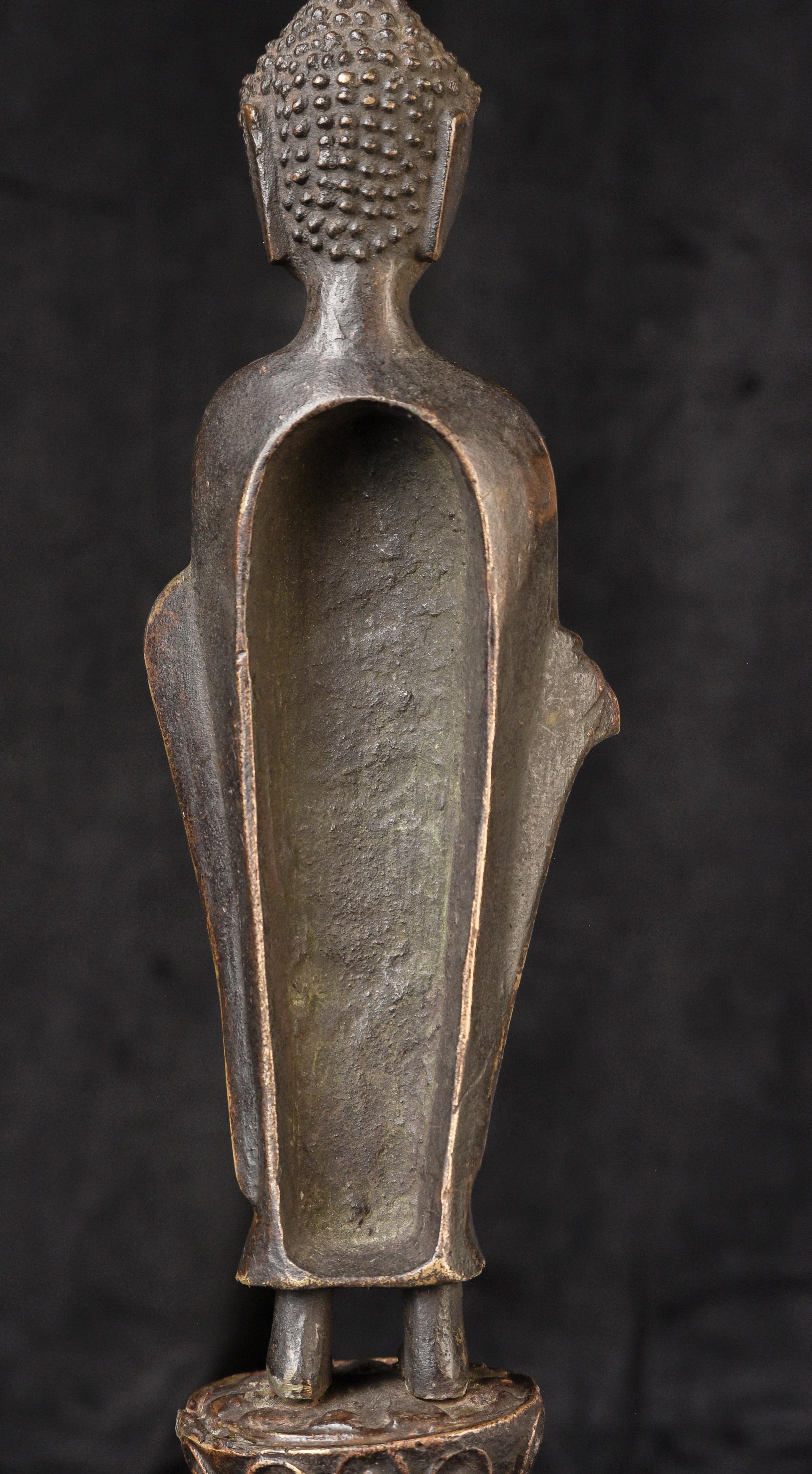 Bouddha coréen de 1000 ans. Moulage solide, très fin, 12 pouces de haut. 10292 en vente 1