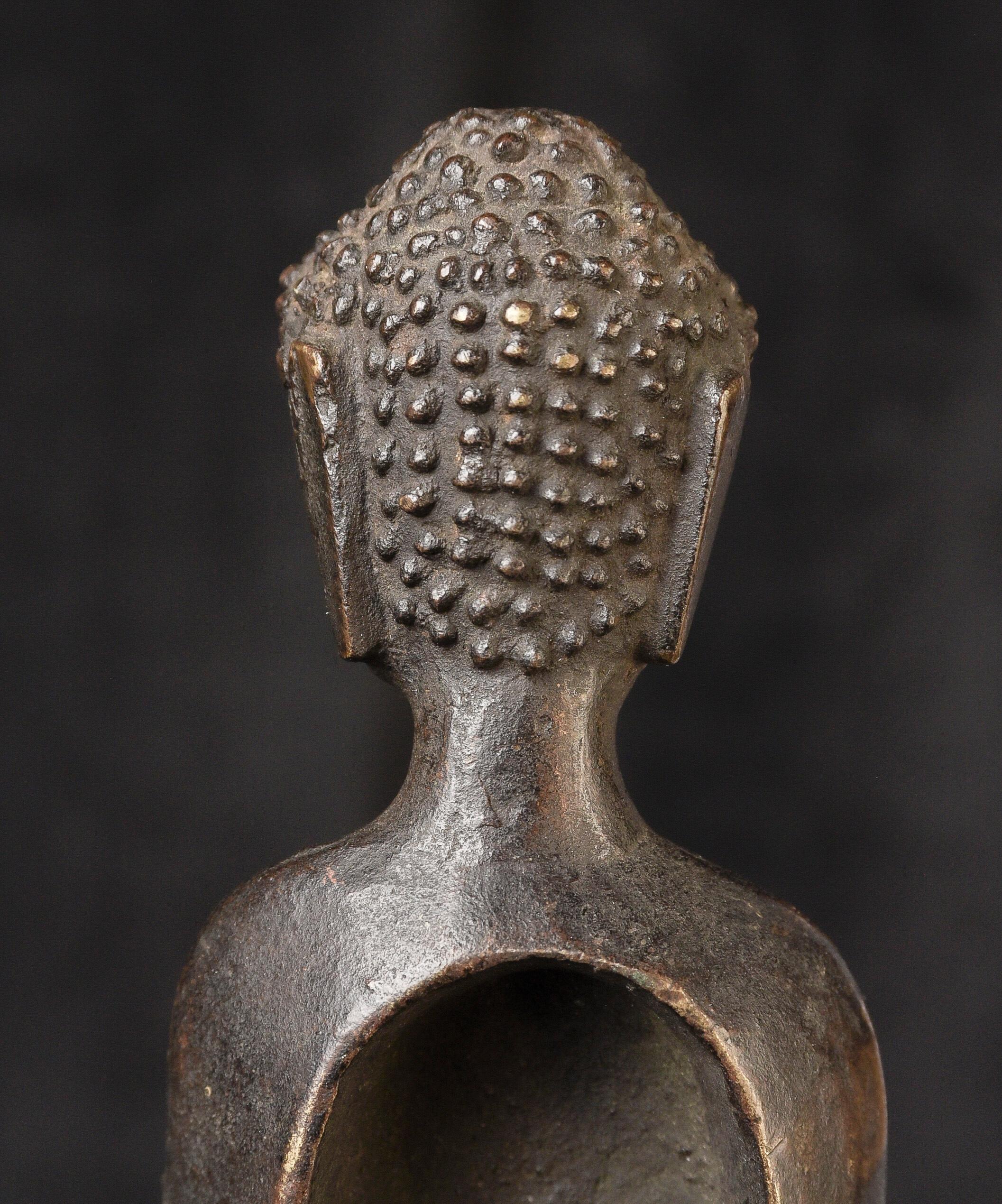 Bouddha coréen de 1000 ans. Moulage solide, très fin, 12 pouces de haut. 10292 en vente 2