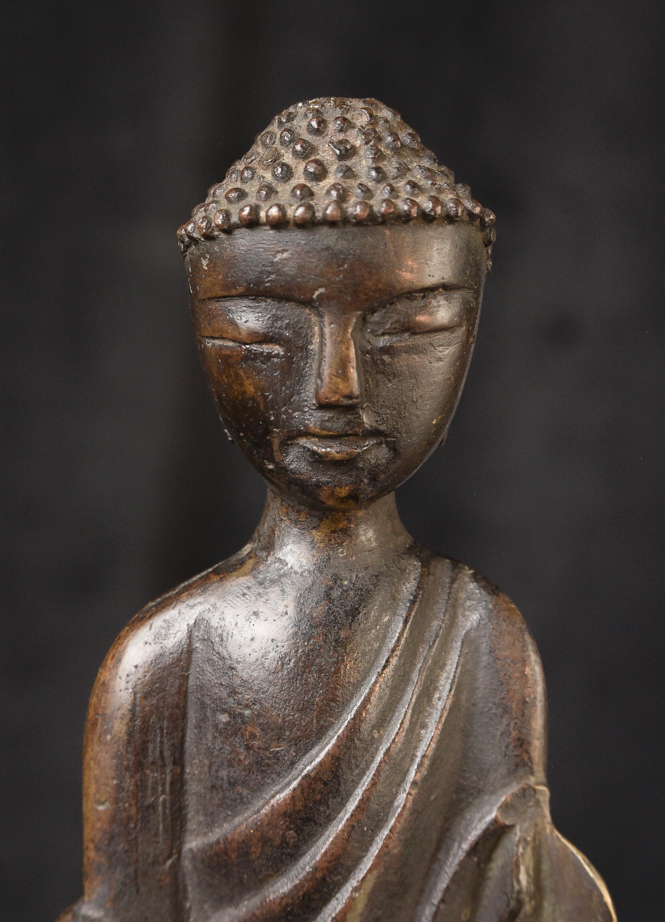 Bouddha coréen de 1000 ans. Moulage solide, très fin, 12 pouces de haut. 10292 en vente 3