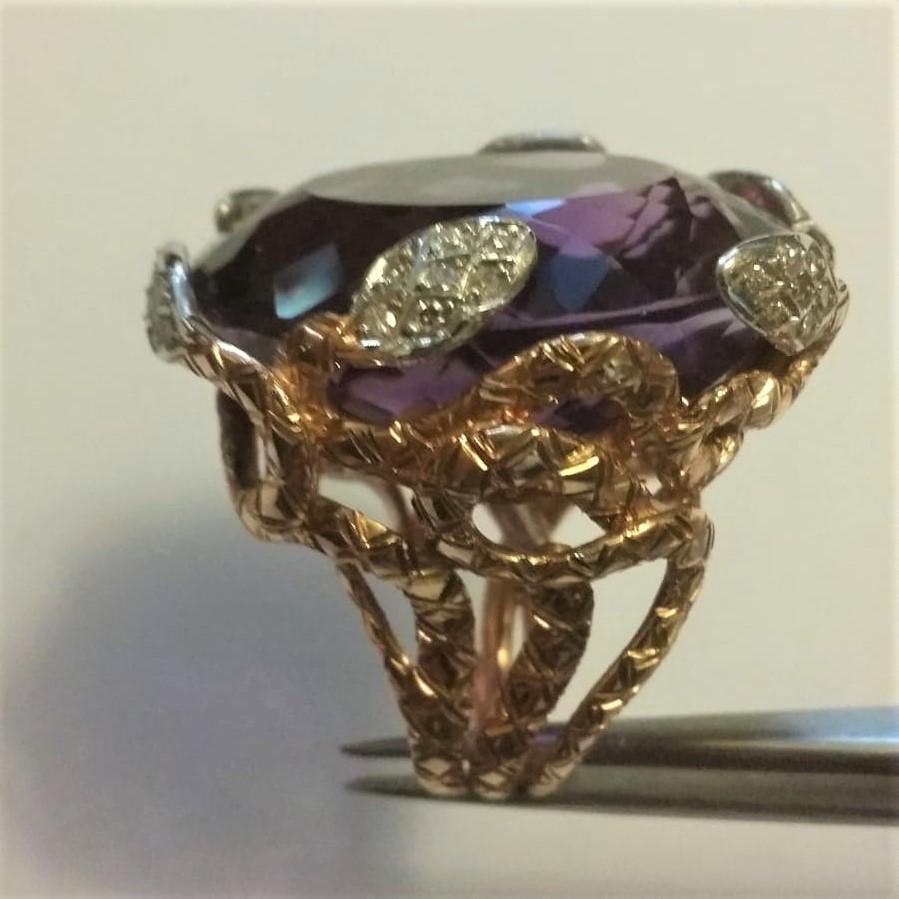 18 carat rose gold ring with snake shape. 
Central stone details: 100.00 Carat amethyst. Dimensions 33 x 27 mm and  0.60 carat round brilliant cut diamonds
Ring size 52

