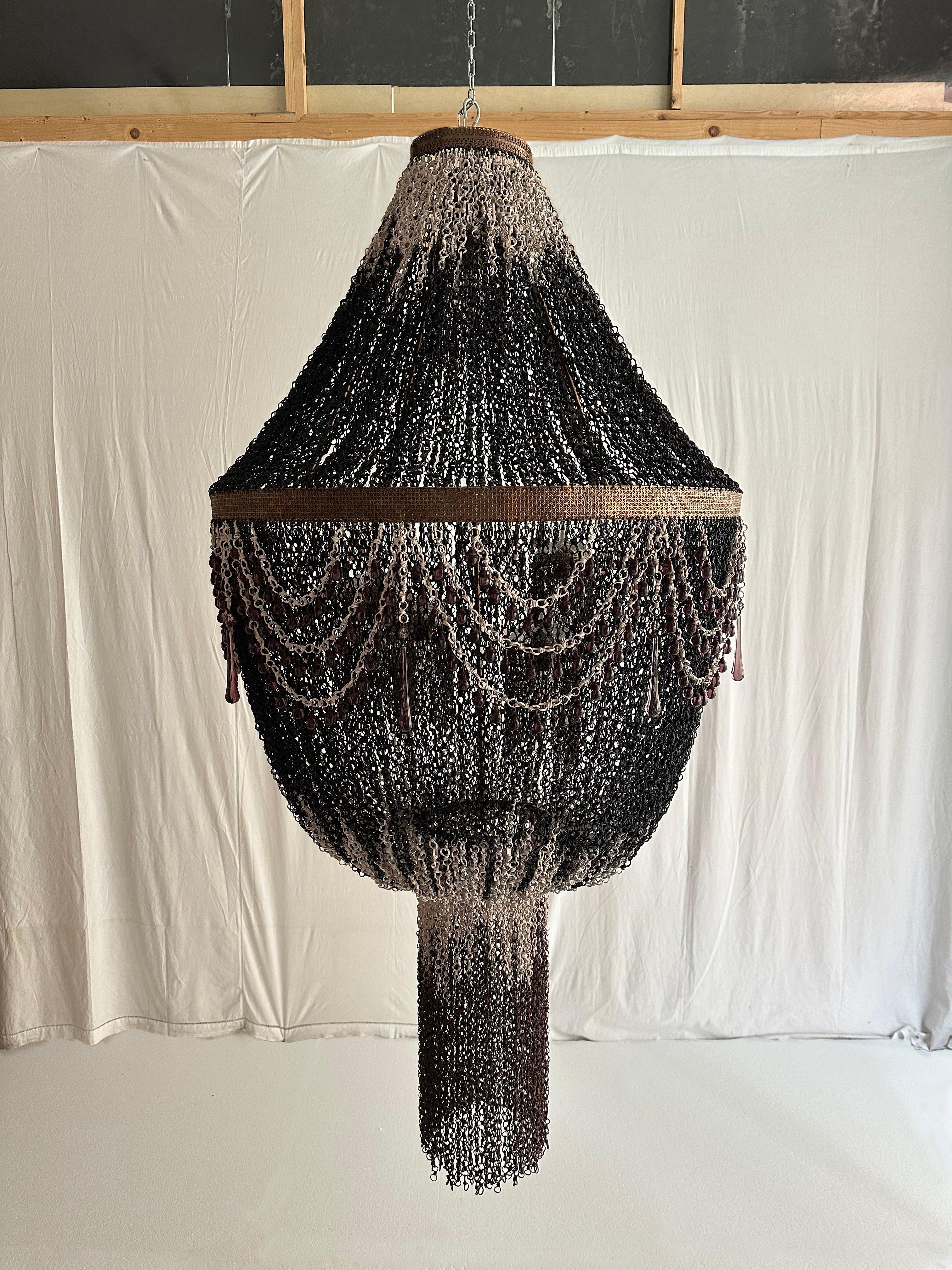 Lustre Nodi 10.000 par Valentina Giovando
Dimensions : D 80 x H 160 cm.
MATERIAL : Fer, cristaux, tissu.  

Valentina Giovando, vit et travaille à Sarzana, en Ligurie, et se consacre depuis plus de 20 ans à la production d'un nouveau style. Son