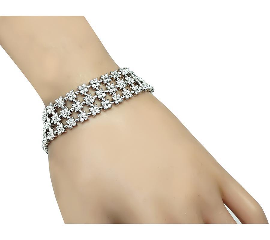 Il s'agit d'un magnifique bracelet en or blanc 18 carats. Le bracelet est serti de diamants ronds étincelants pesant environ 10.00 carats. La couleur de ces diamants est E-F avec une clarté VS. Le bracelet mesure 7 1/4 pouces de long et 17 mm de